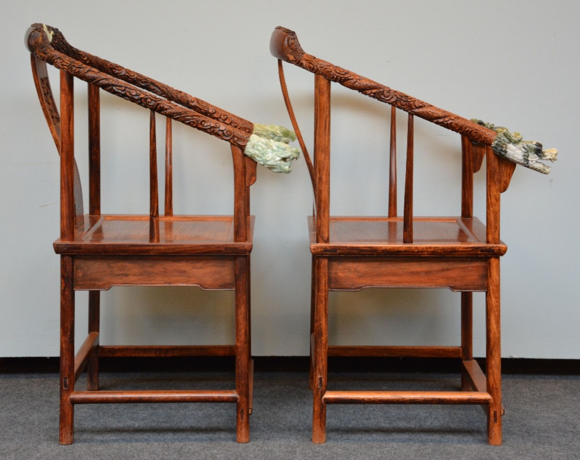 A pair of Chinese armchairs in exotic wood, the horseshoe-shaped back richly carved and crowned with - Bild 4 aus 11