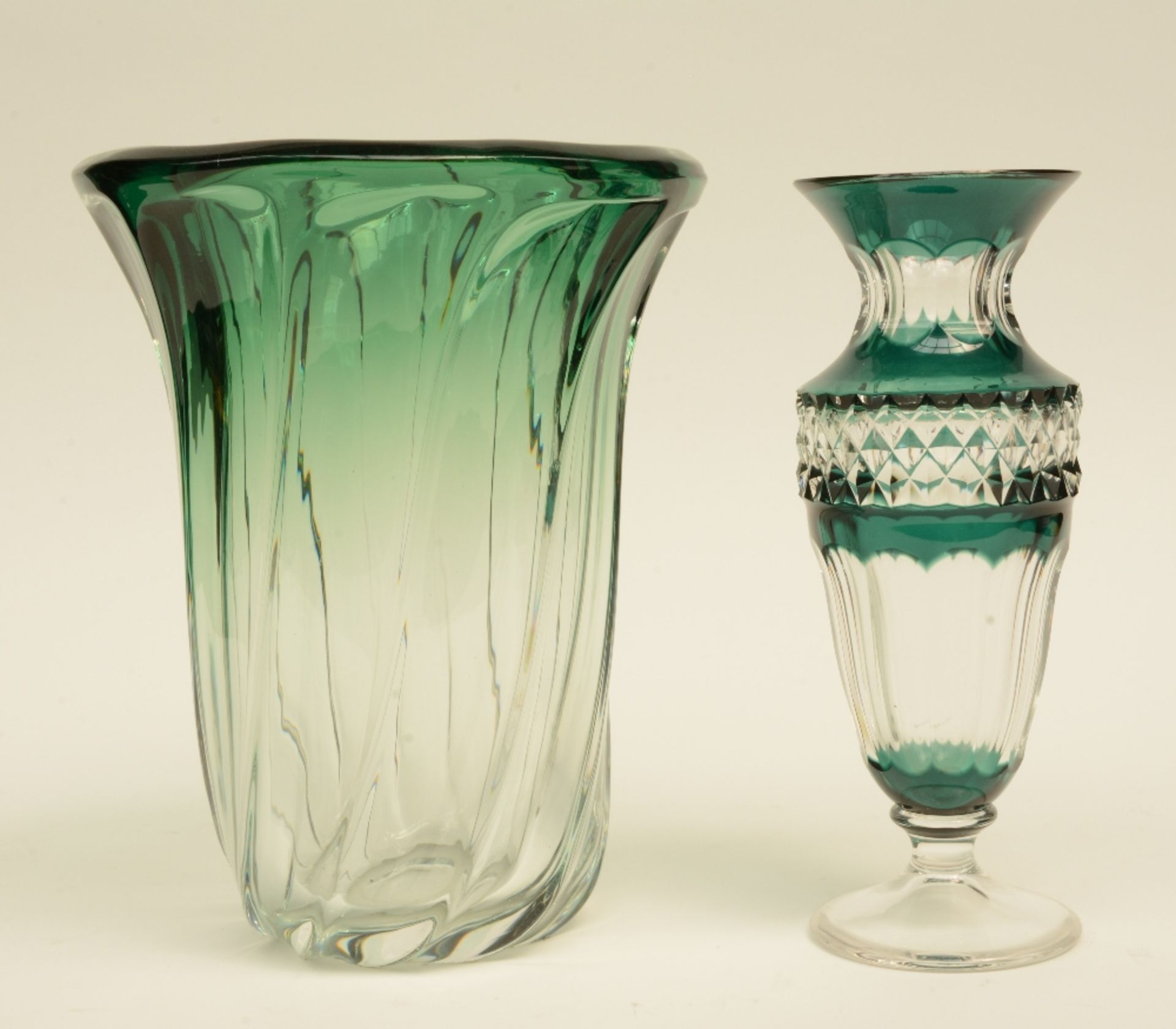 A Val St. Lambert green cut to clear crystal vase and ashtray; added a ditto vase, H 6 - 26,5 - 27,5 - Bild 2 aus 7