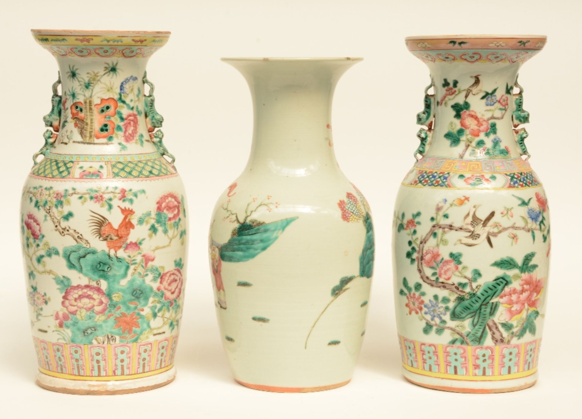 Three Chinese famille rose vases, one painted with the Eight Immortals, two painted with cockerels - Bild 3 aus 10