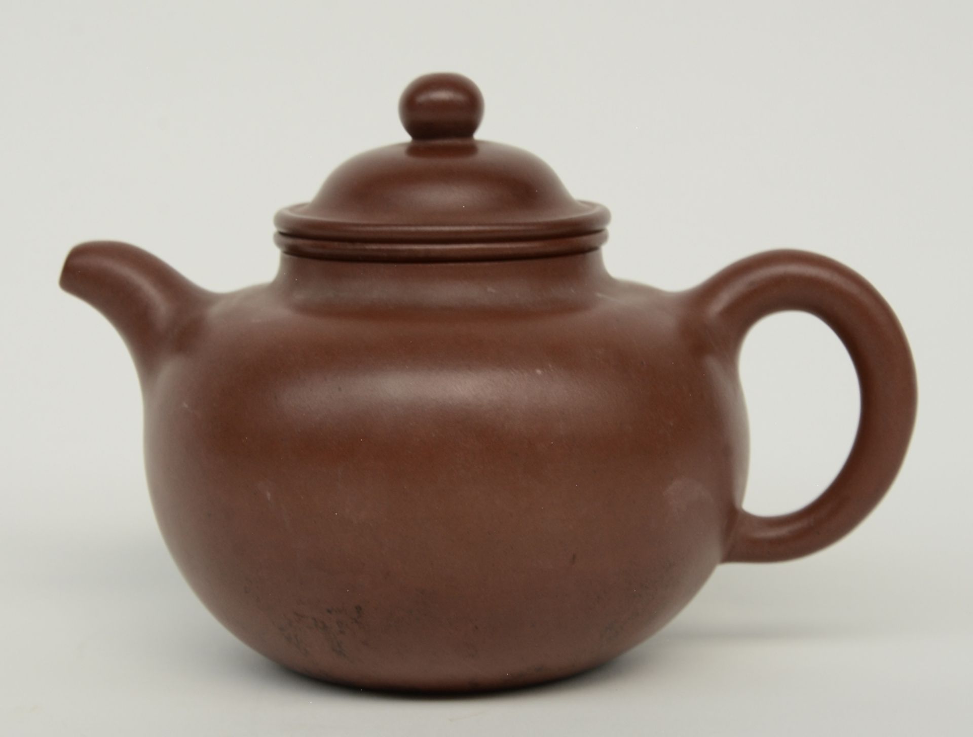 A Chinese 'Yixing' teapot, marked Da Heng, probably 18thC, H 12,5 cm - Bild 2 aus 8