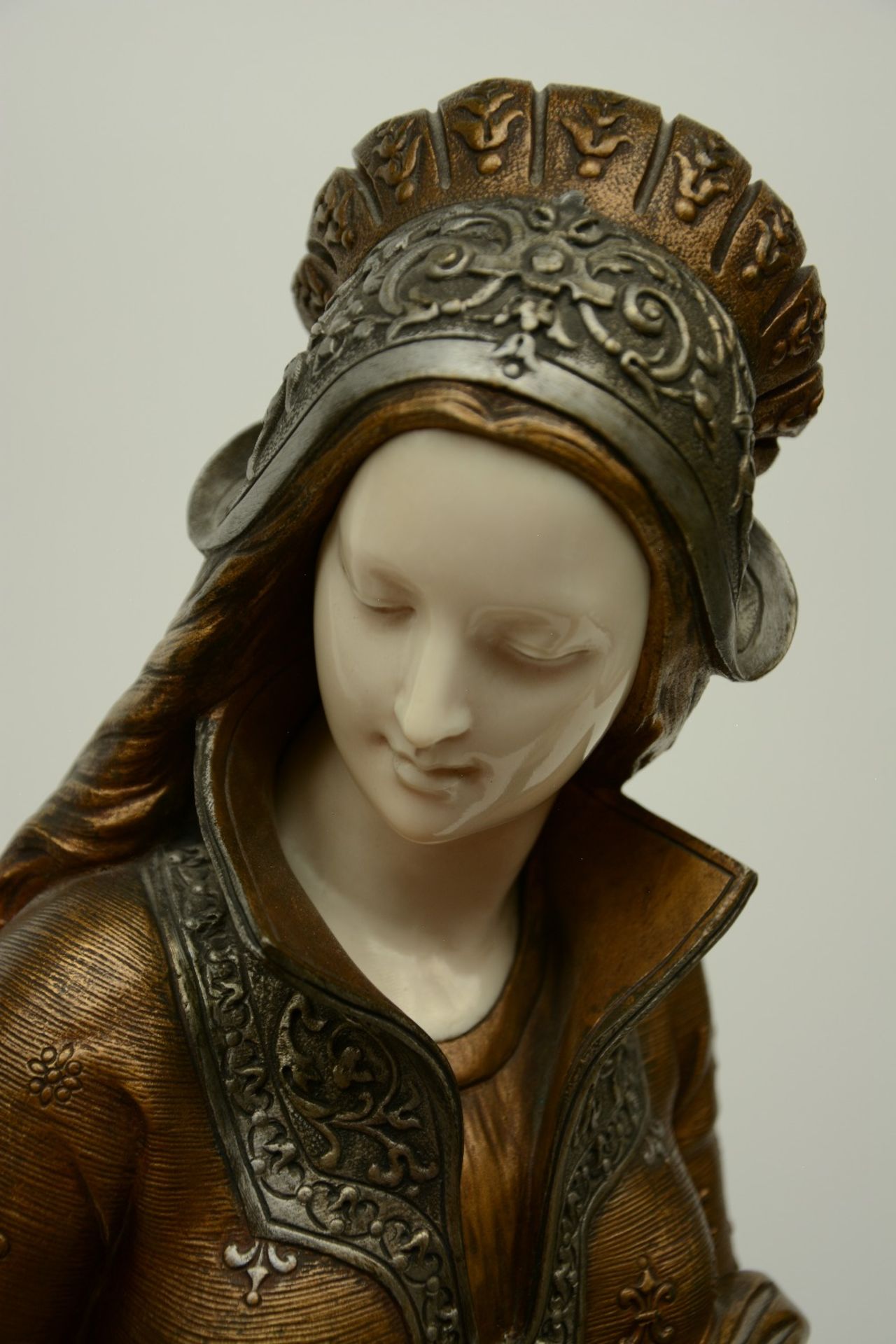 Carrier - Belleuse A., 'La Fileuse', chryselephantine statue, multiple patina, H 75,5 cm - Image 5 of 15