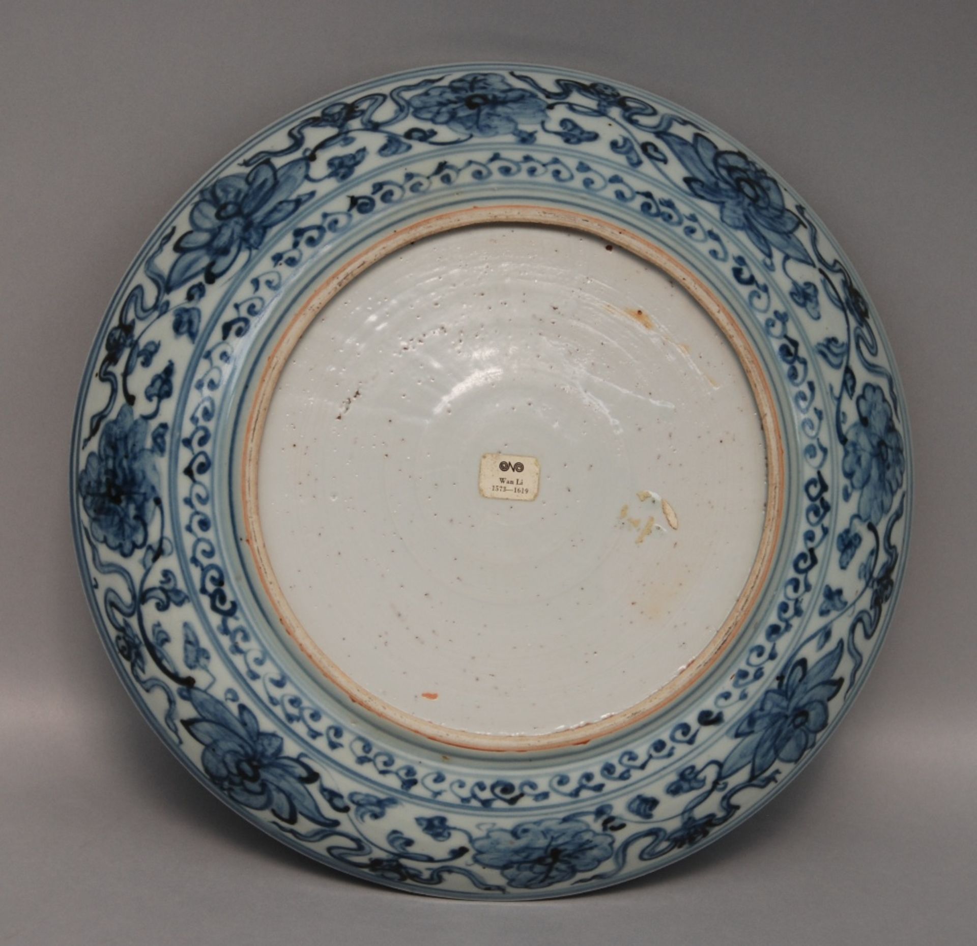 A Chinese blue and white Ming deep dish, Diameter 32 cm - Bild 2 aus 2