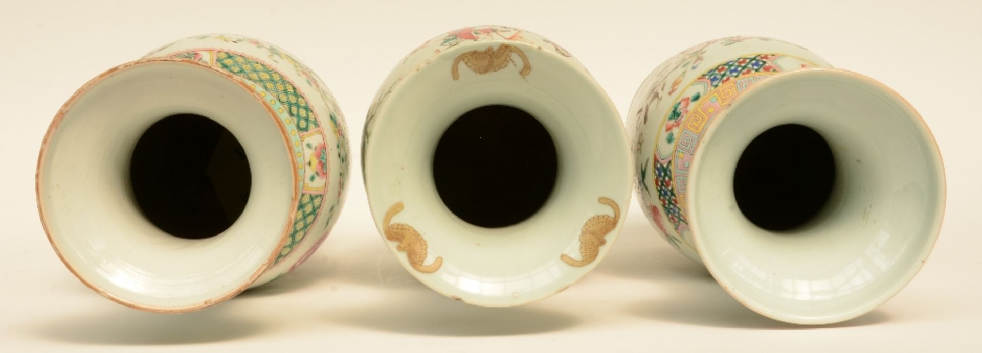 Three Chinese famille rose vases, one painted with the Eight Immortals, two painted with cockerels - Bild 5 aus 10