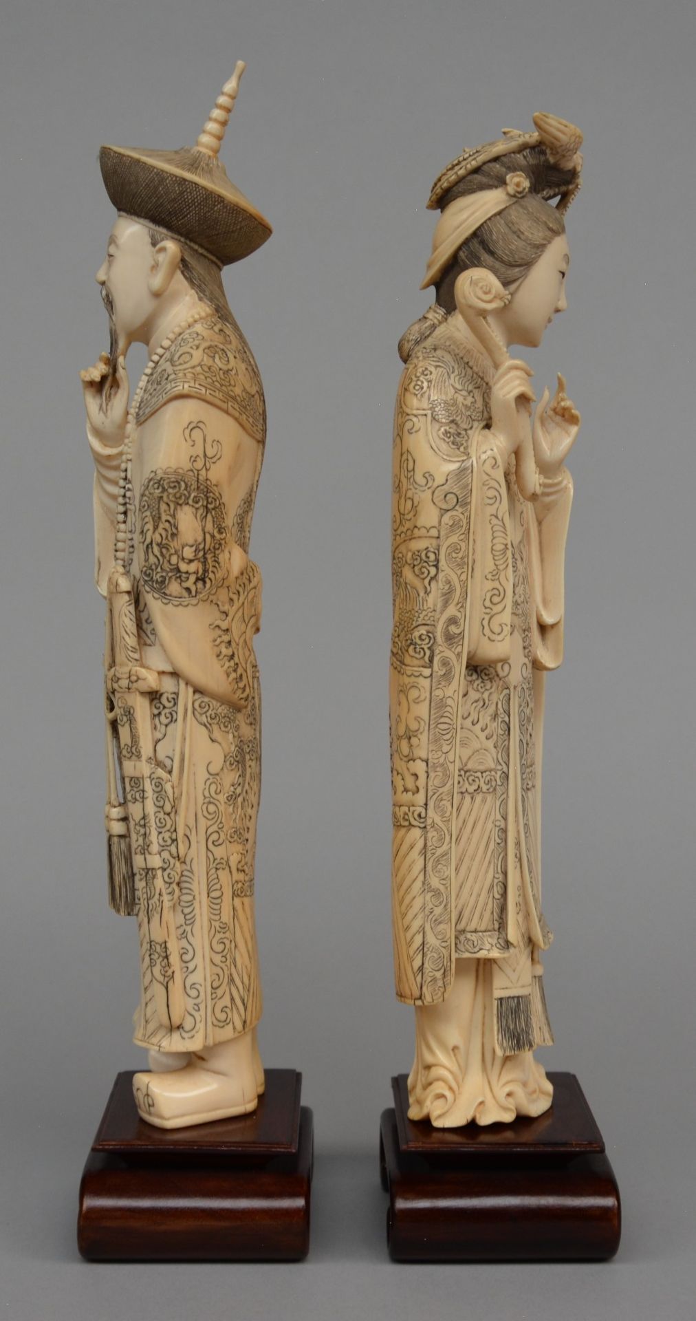 A pair of Chinese ivory dignitaries, on wooden base, late 19thC, H 37,5 - 39,5 cm - Weight: ca. 1129 - Bild 4 aus 5