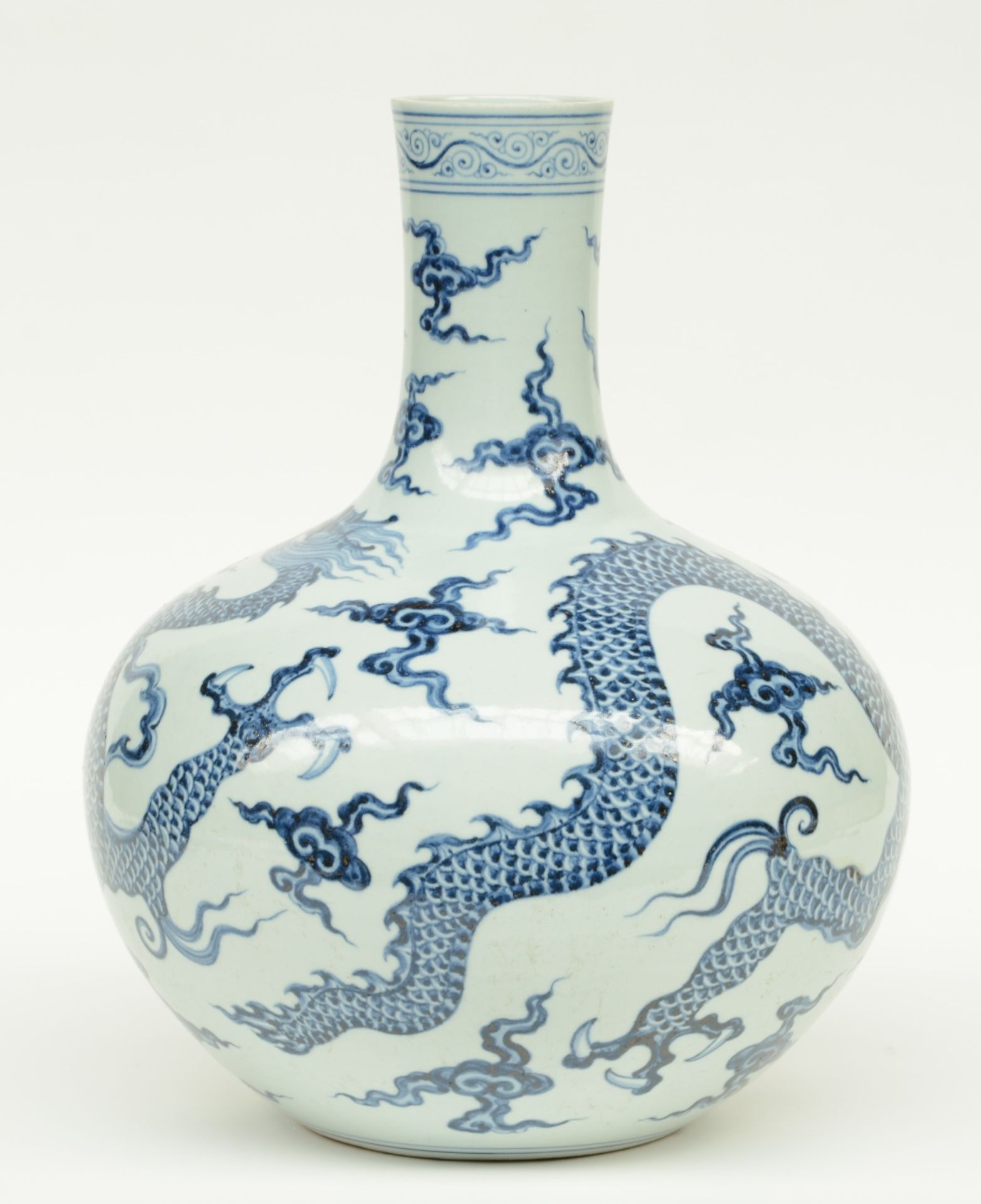 A Chinese blue and white dragon bottle vase, H 44 cm - Bild 2 aus 6