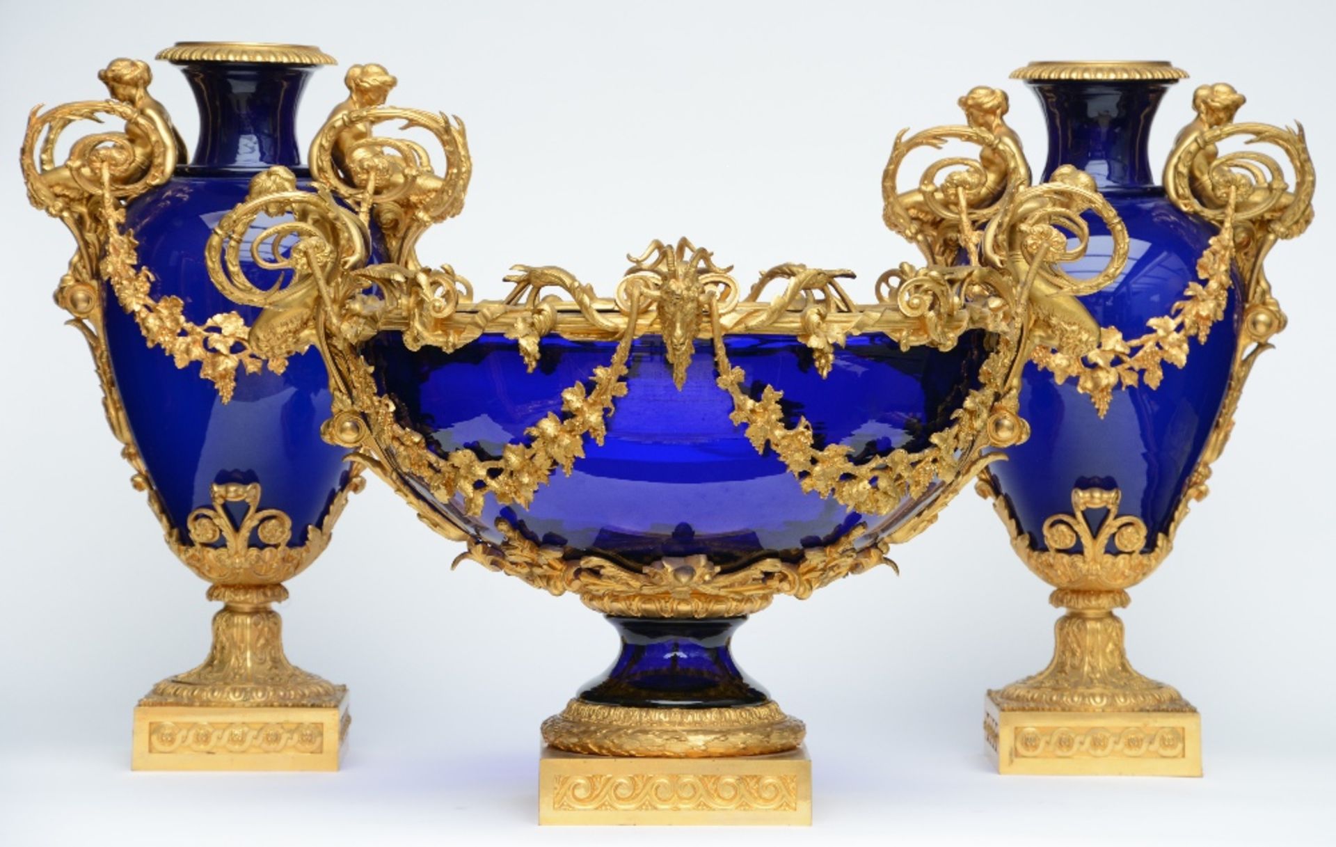 A rare cobalt blue crystal garniture with a fine Neoclassical ormolu mount, probably French, ca. - Bild 2 aus 11