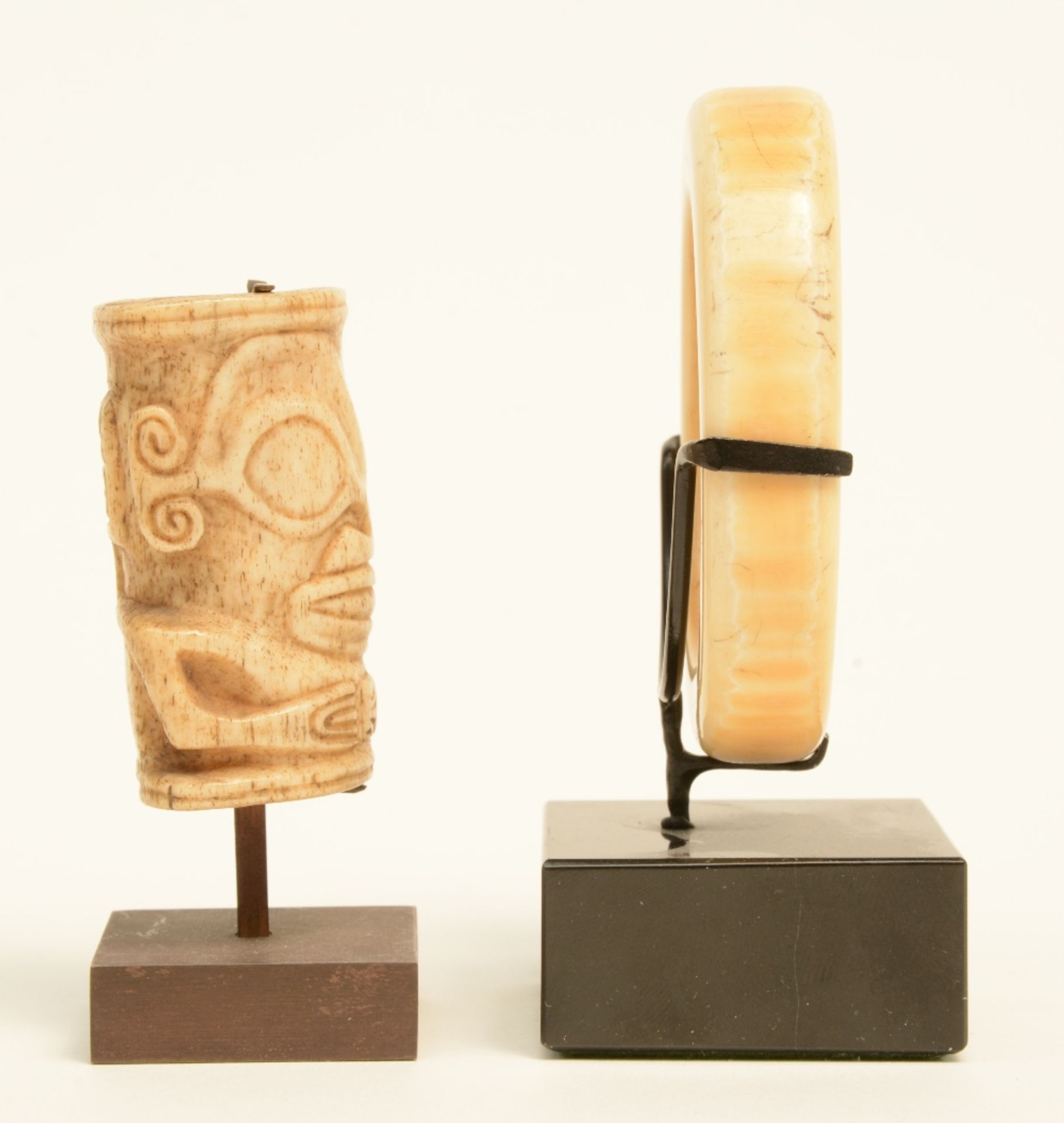 A ritual South American bone sculpture, on a metal base; added a hippopotamus ivory bracelet, with a - Bild 4 aus 4