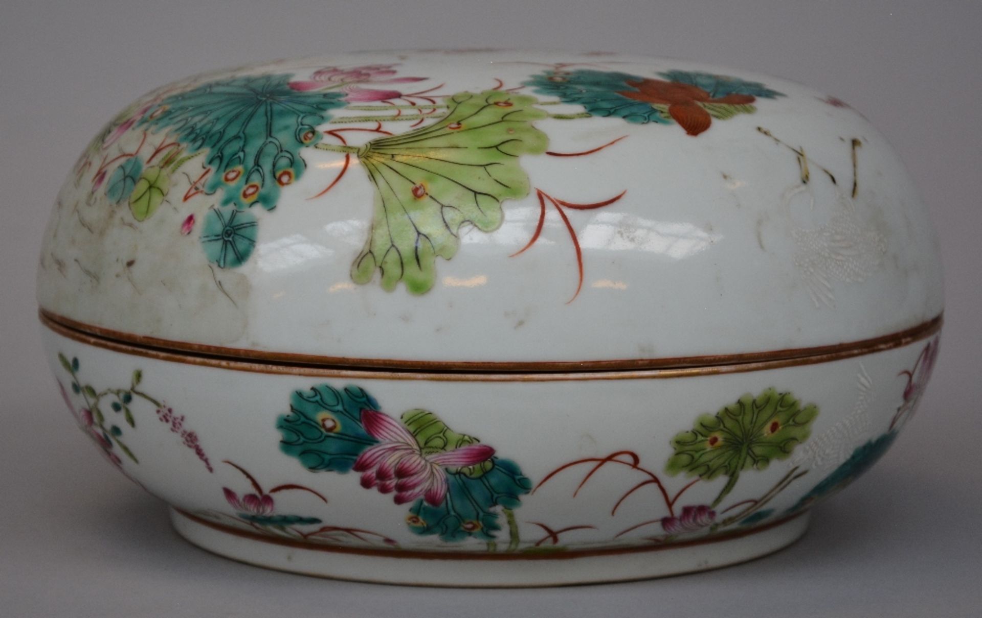 A Chinese famille rose bowl with cover, decorated with birds in a landscape, marked, H 13 - Diameter - Bild 3 aus 10
