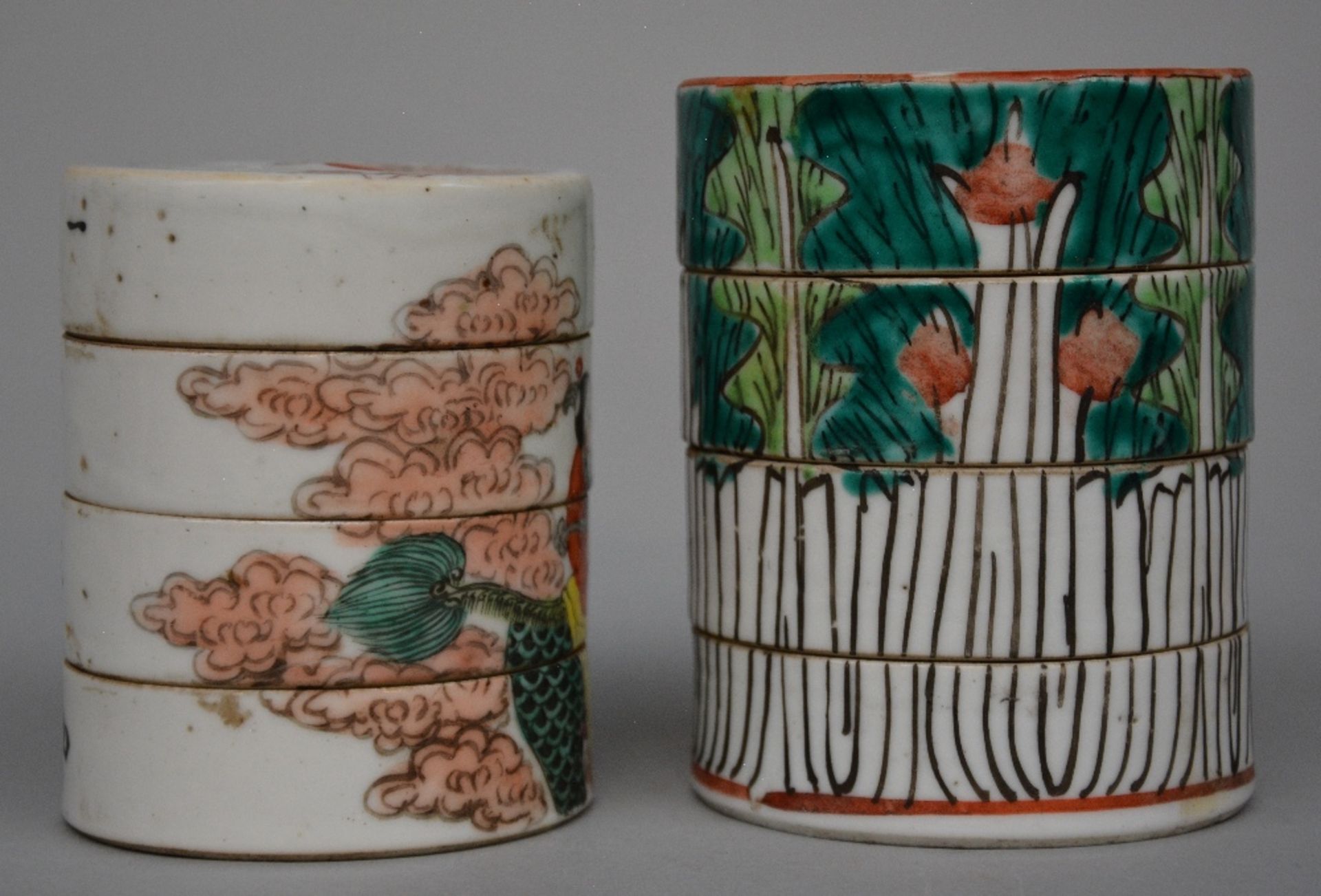 Five Chinese polychrome decorated pots with cover depicting figures, flowers and birds, ca. 1900, - Bild 3 aus 7