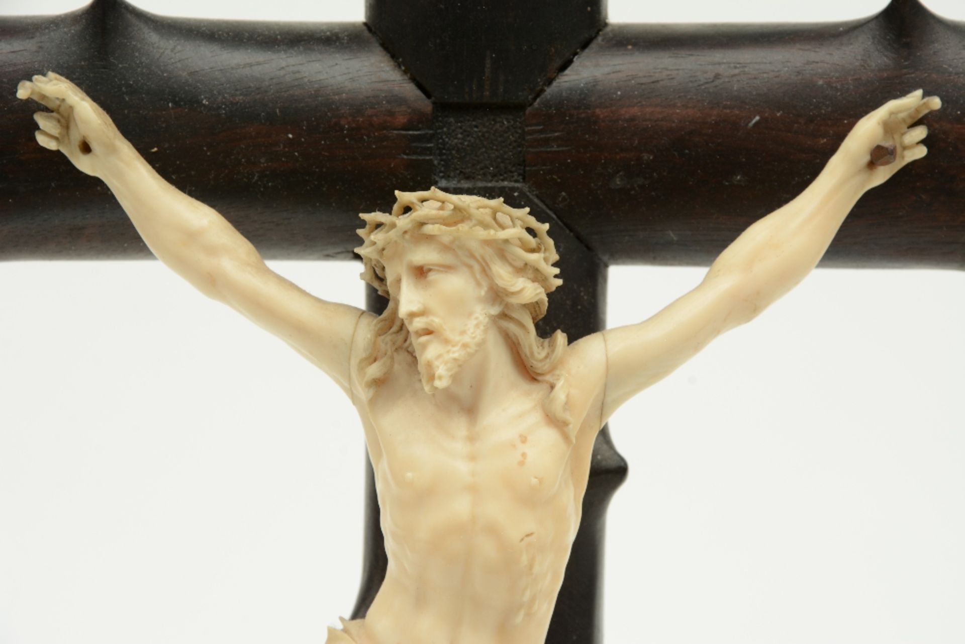 A crucifix with a 19thC ivory Corpus Christi, H 45,5 cm - corpus 23,5 cm - Bild 2 aus 3