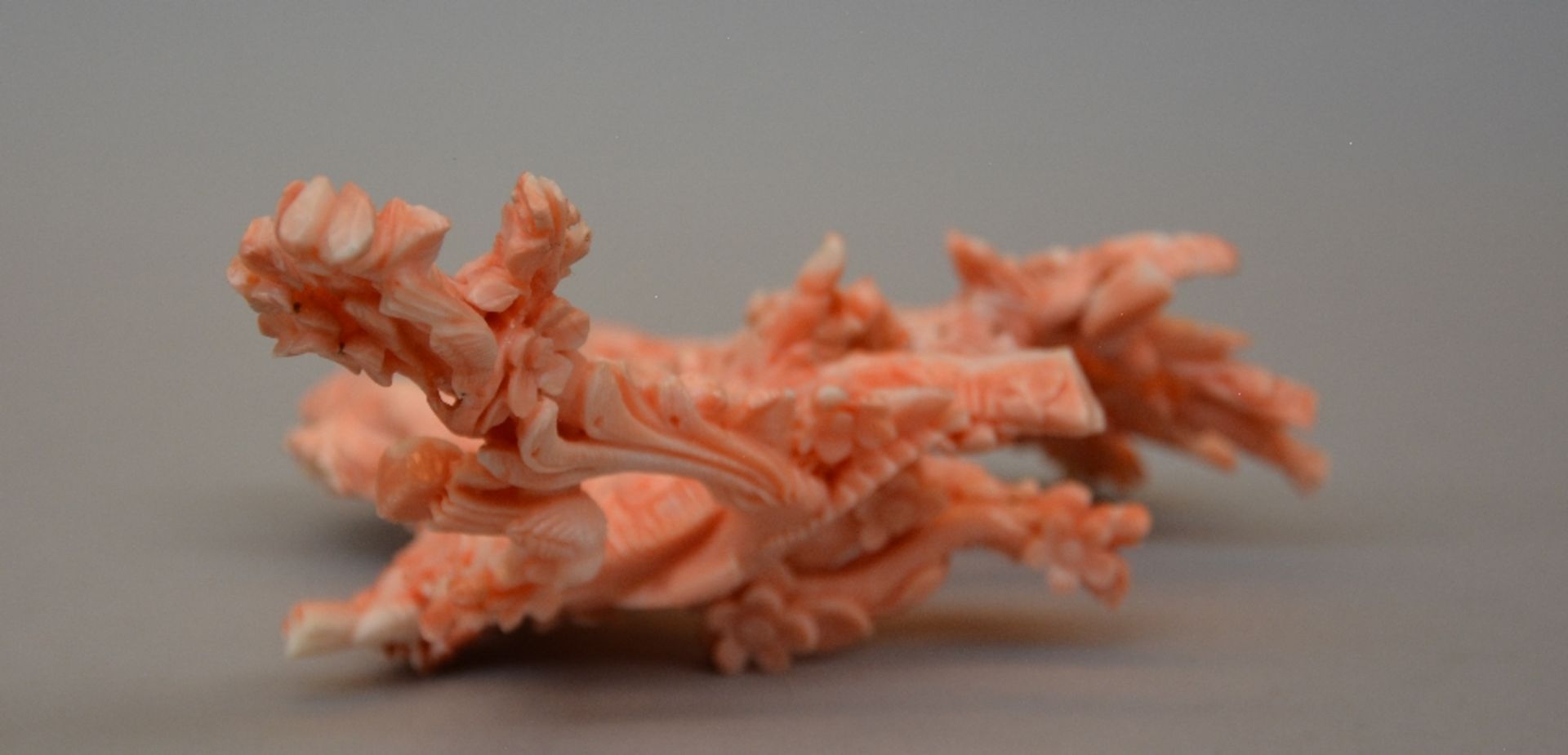 A Chinese red coral sculpture depicting birds and flowers, on a wooden base, H 19,5 cm - Weight: ca. - Bild 5 aus 8