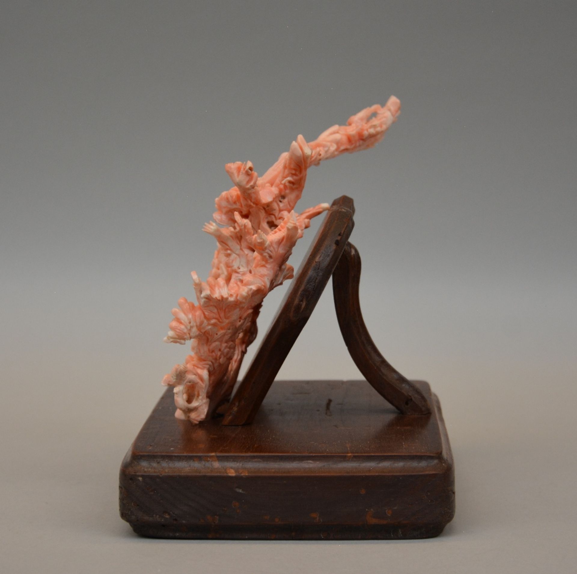 A Chinese red coral sculpture depicting birds and flowers, on a wooden base, H 19,5 cm - Weight: ca. - Bild 2 aus 8