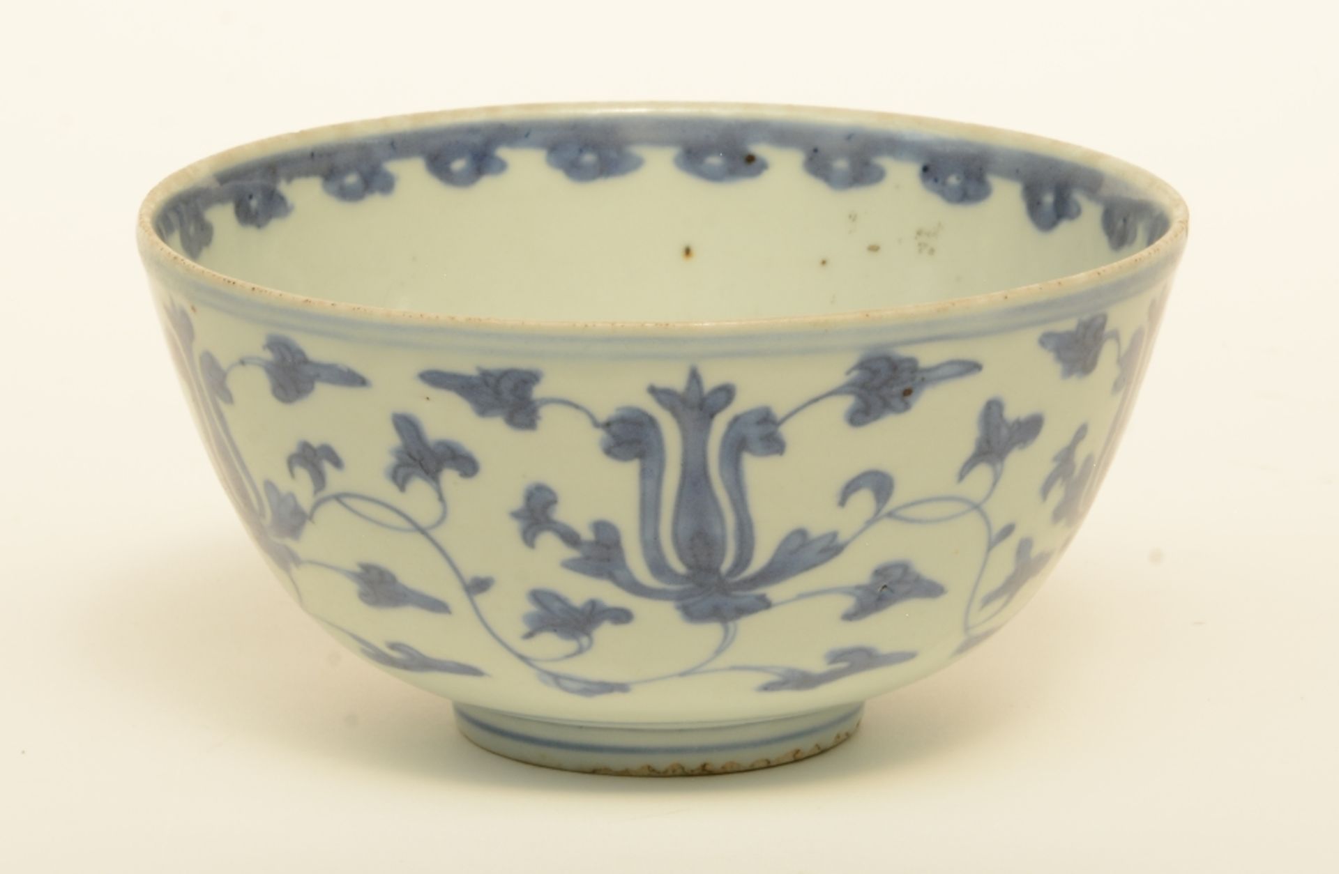 A Chinese blue and white bowl, overall decorated with lotus vines, Ming, H 9 - Diameter 17,5 cm (