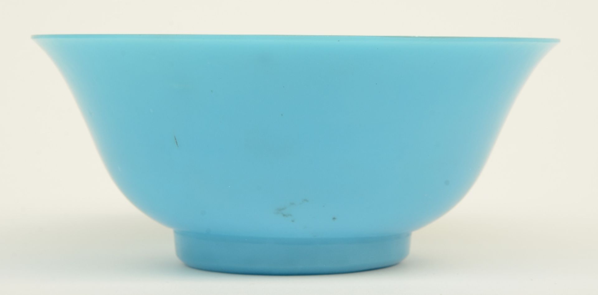 A Chinese blue monochrome Peking glass bowl, 19thC, H 6 - Diameter 14 cm (firing faults) - Bild 3 aus 6