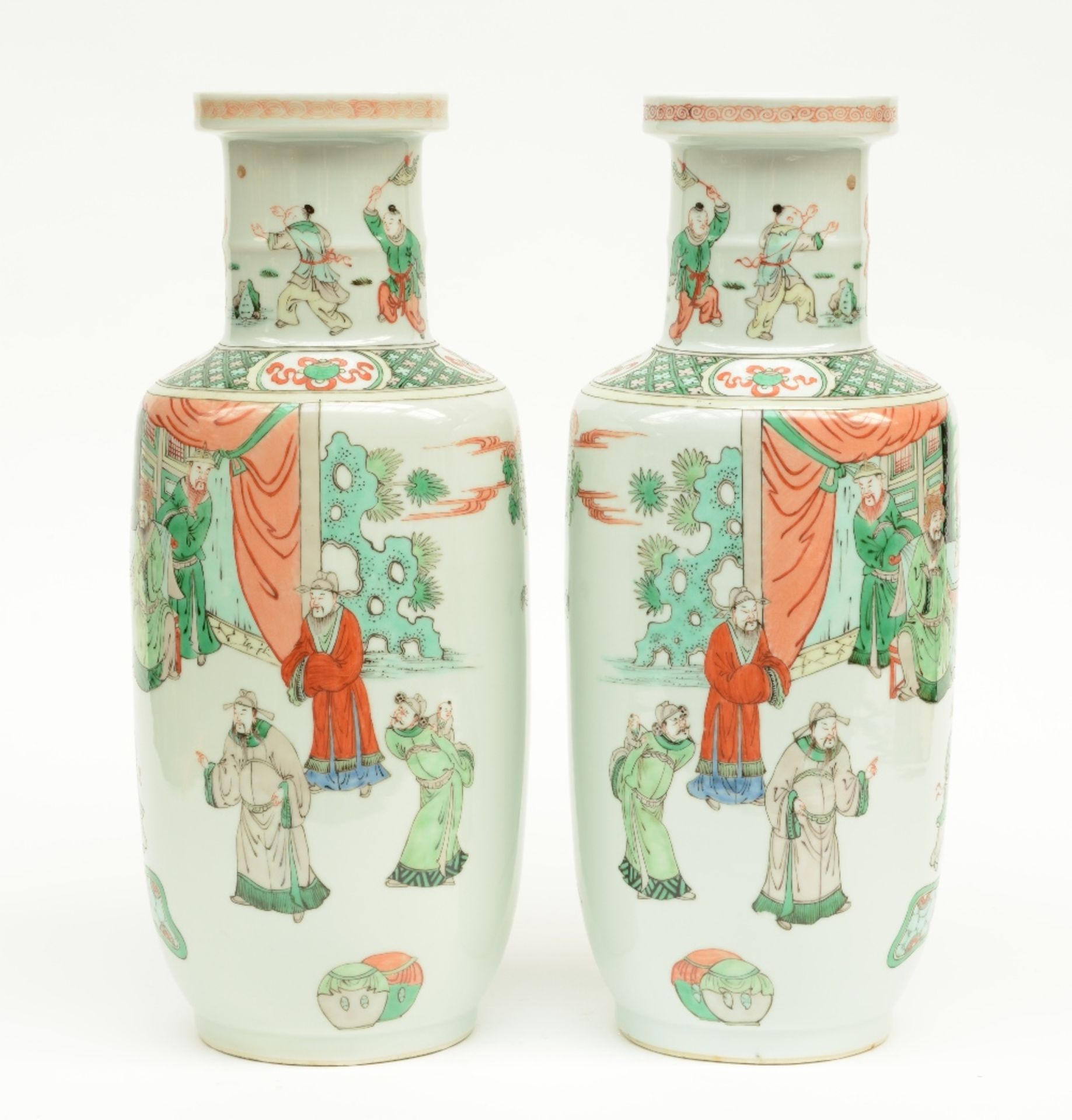 A fine pair of Chinese rouleau shaped vases, famille verte overall decorated with an animated scene, - Bild 4 aus 6