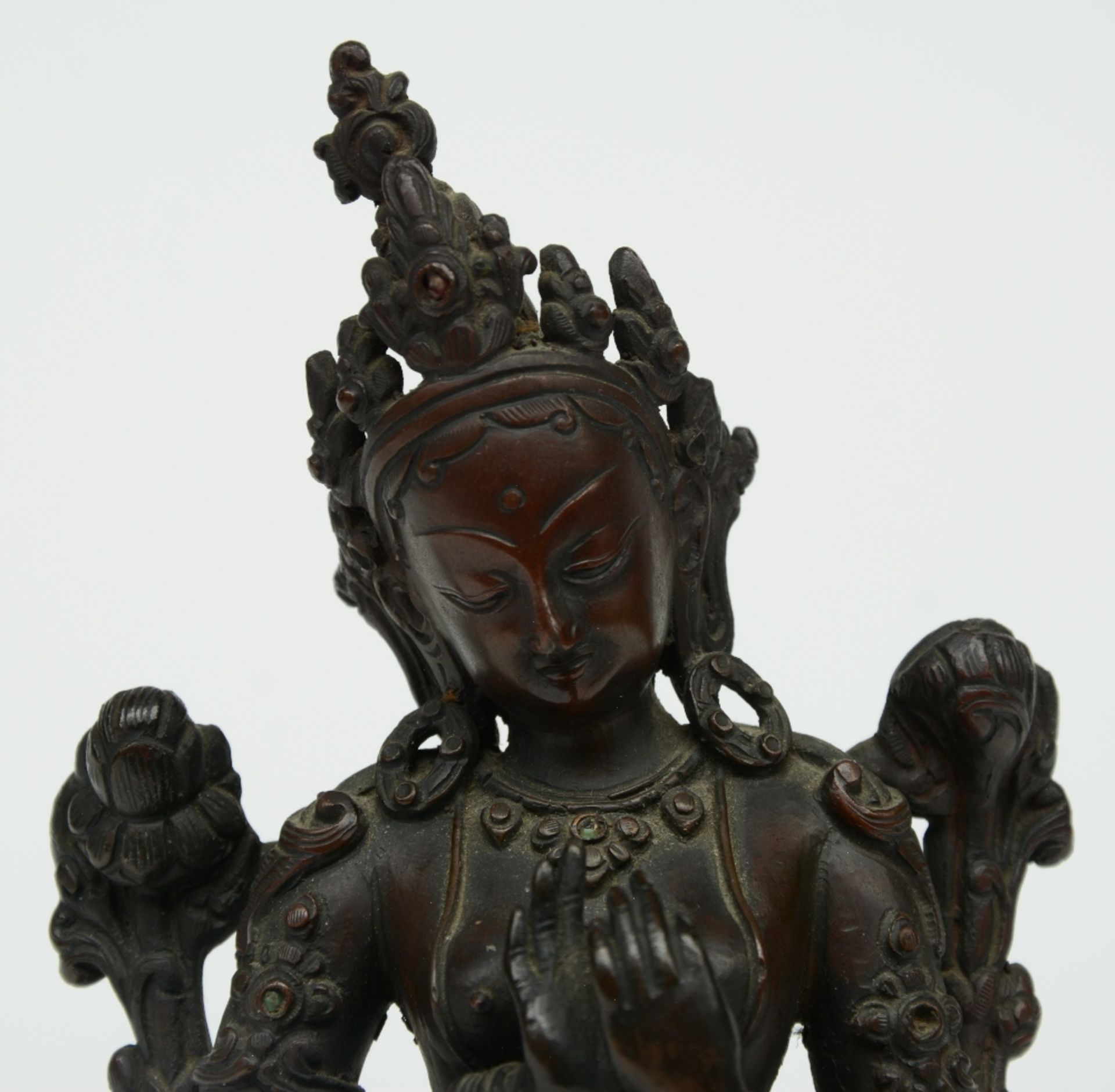 An Oriental bronze Bodhisattva, H 18,5 cm - Image 6 of 7