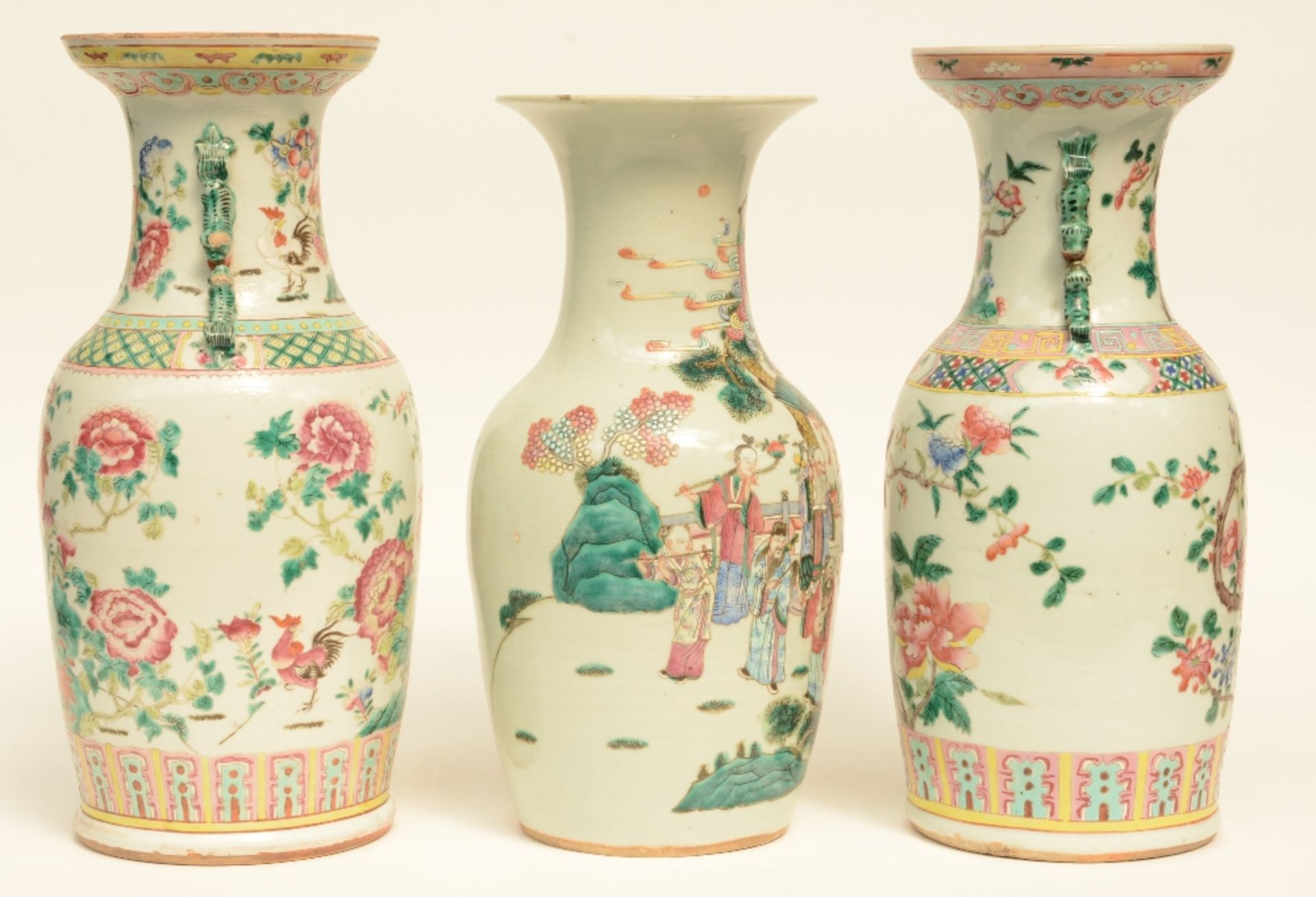 Three Chinese famille rose vases, one painted with the Eight Immortals, two painted with cockerels - Bild 4 aus 10