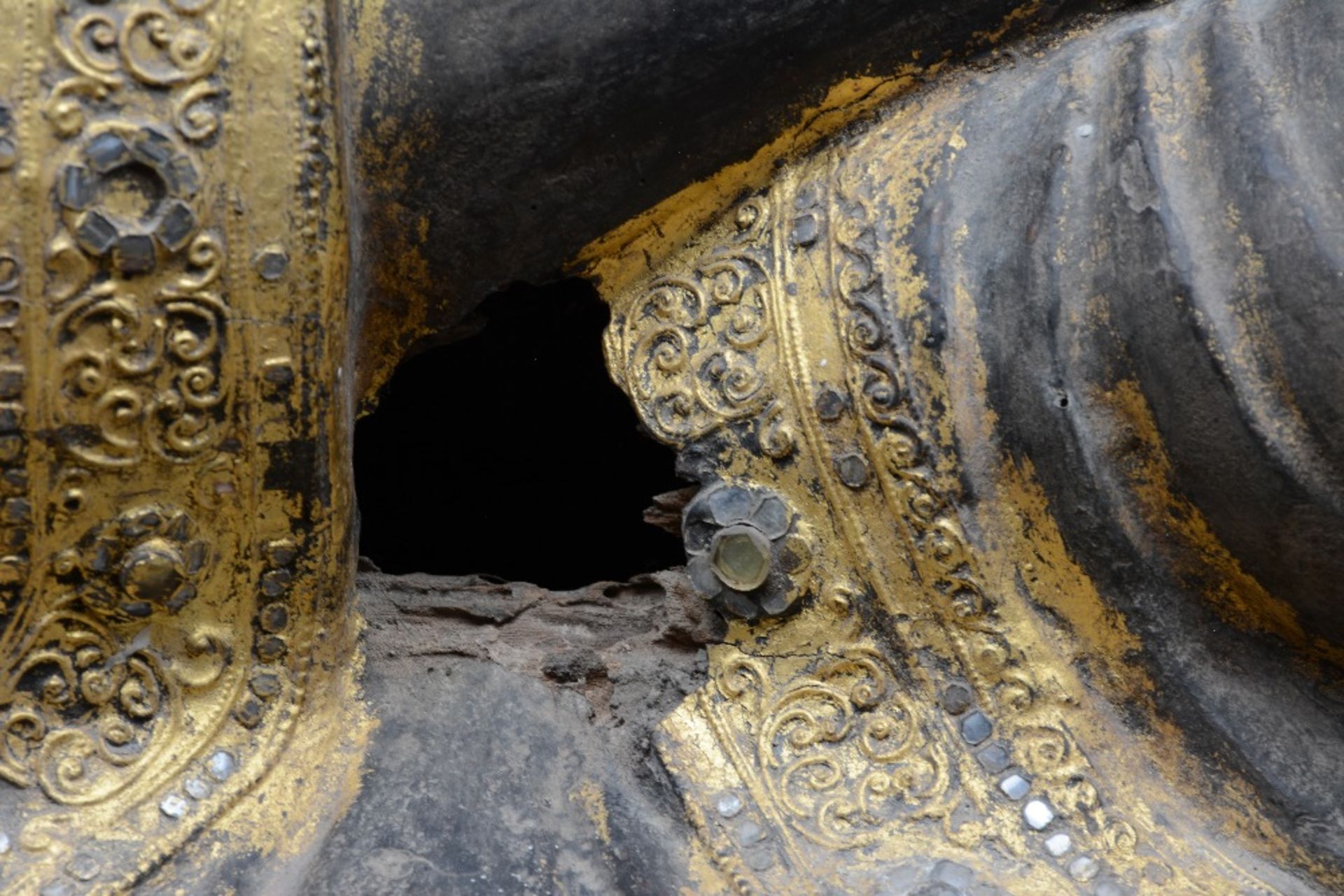 A rare Oriental gilt and polychrome decorated wooden Buddha, inlaid with rock crystal and other - Bild 8 aus 16