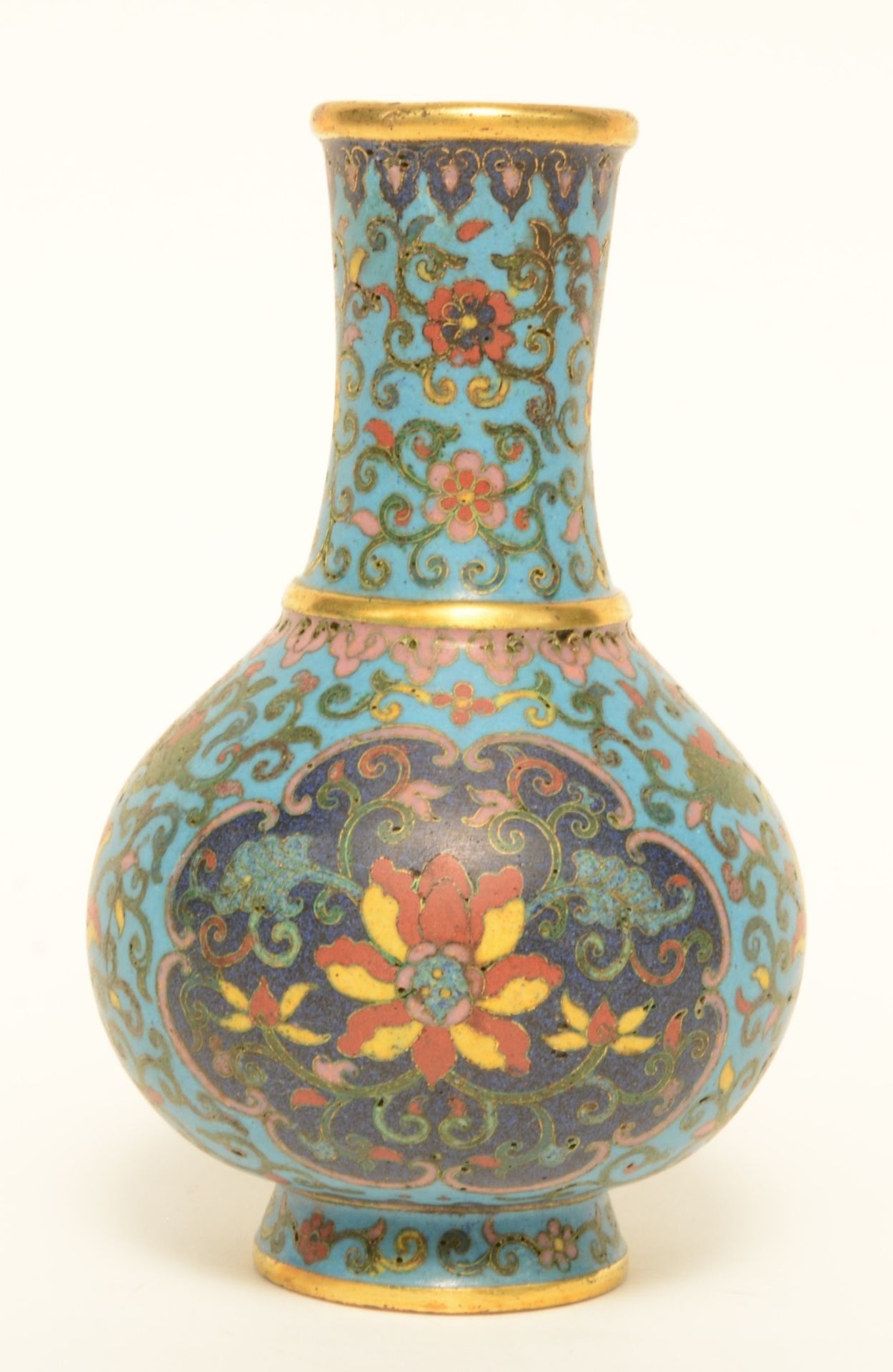 A small Chinese cloisonné vase, 19thC, H 14,5 cm - Bild 2 aus 7