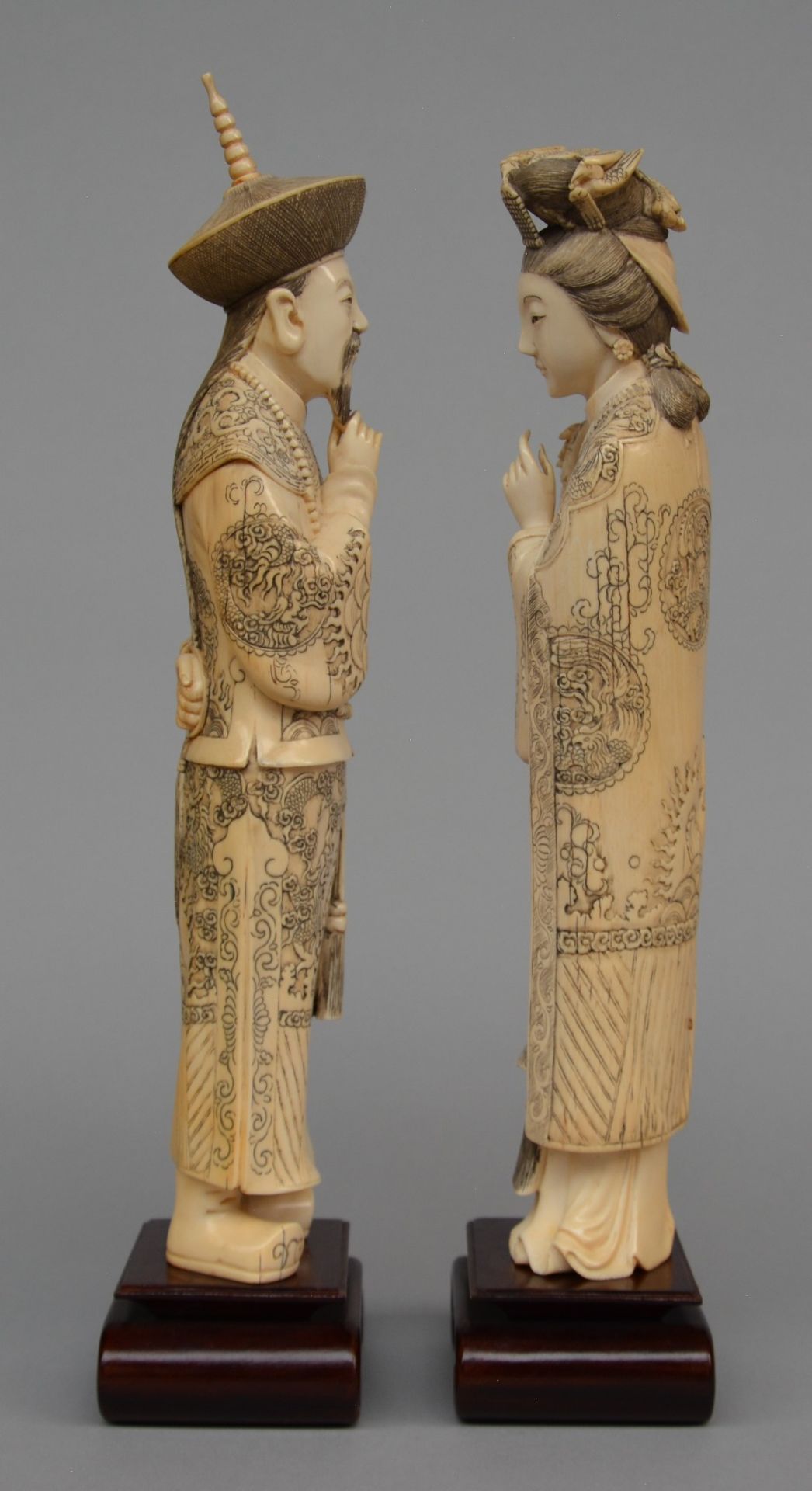 A pair of Chinese ivory dignitaries, on wooden base, late 19thC, H 37,5 - 39,5 cm - Weight: ca. 1129 - Bild 2 aus 5