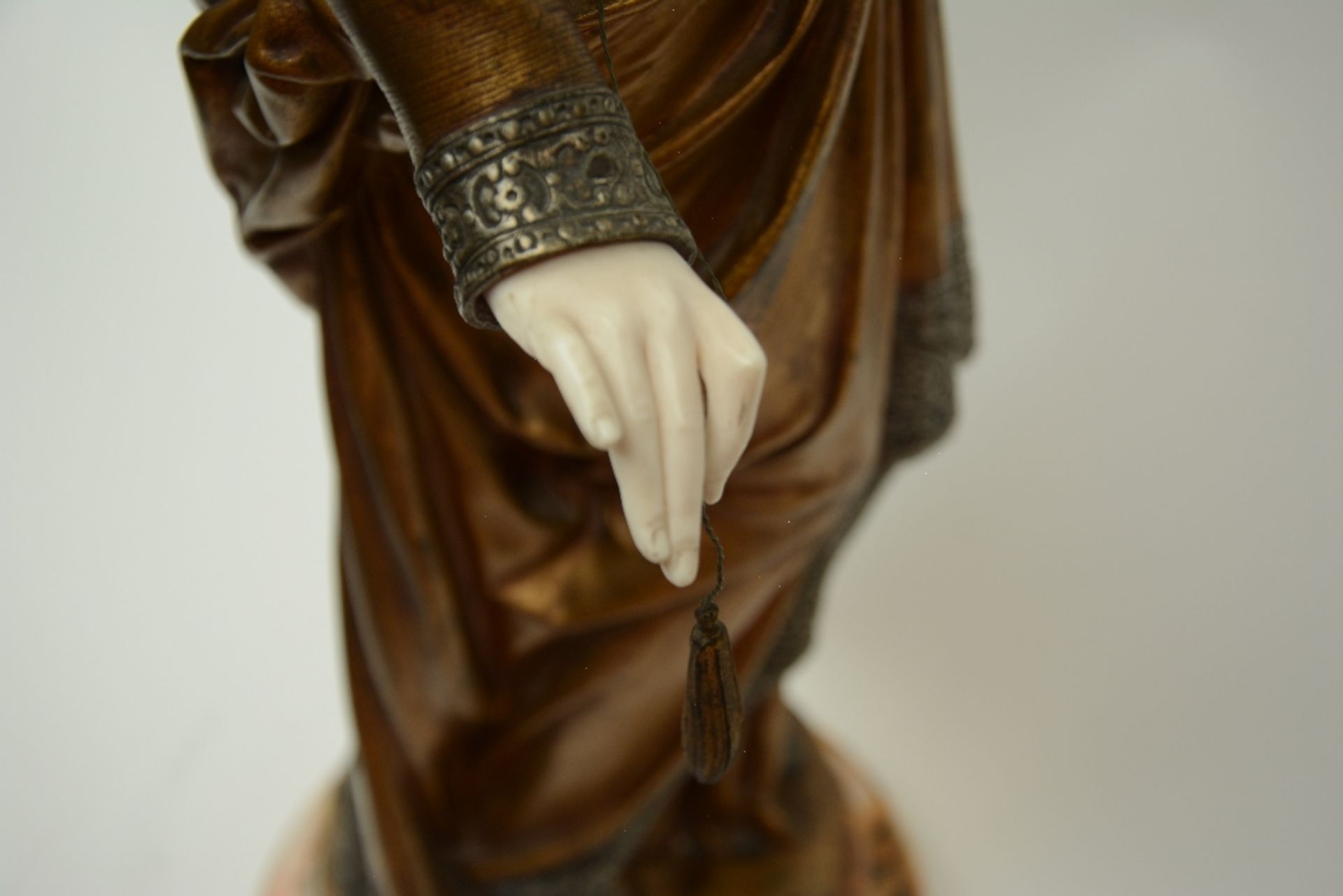 Carrier - Belleuse A., 'La Fileuse', chryselephantine statue, multiple patina, H 75,5 cm - Image 9 of 15