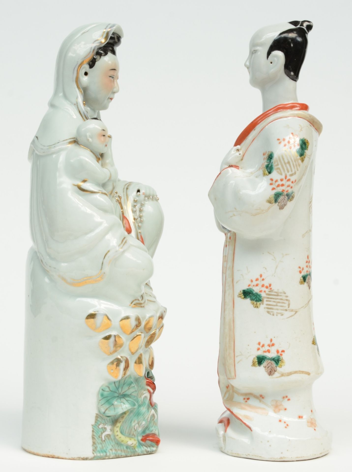 A Chinese polychrome decorated figure of a Guanyin with child sitting on a lotus, marked, 19thC, H - Bild 2 aus 6