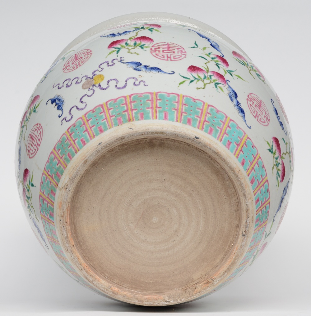 A Chinese famille rose cachepot, decorated with peaches, bats and longelivity symbols, H 51 cm, - Image 7 of 7