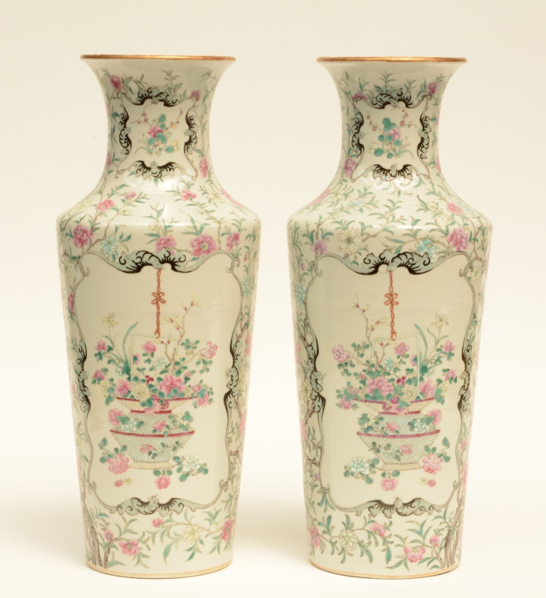 A fine pair of Chinese famille rose vases decorated with flower branches, flower baskets and bats, - Bild 2 aus 5