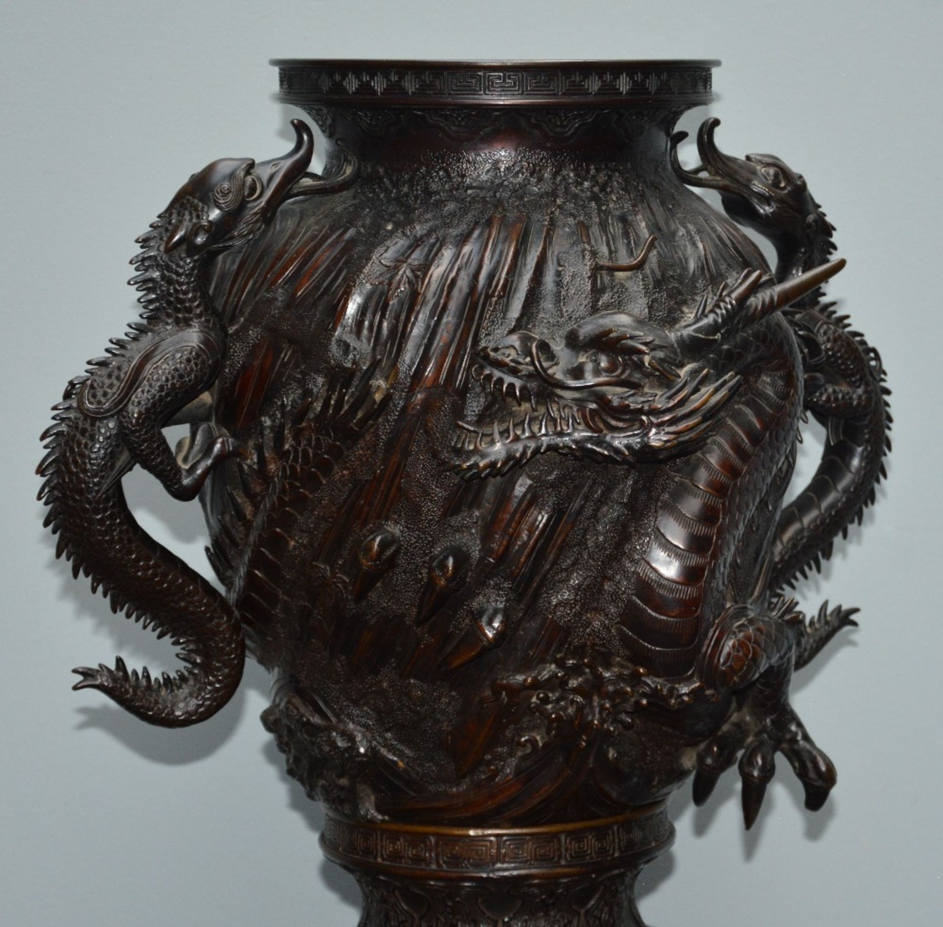 An impressive Japanese bronze incense burner with dragon relief decoration, late 19thC, H 141 cm - Bild 6 aus 7