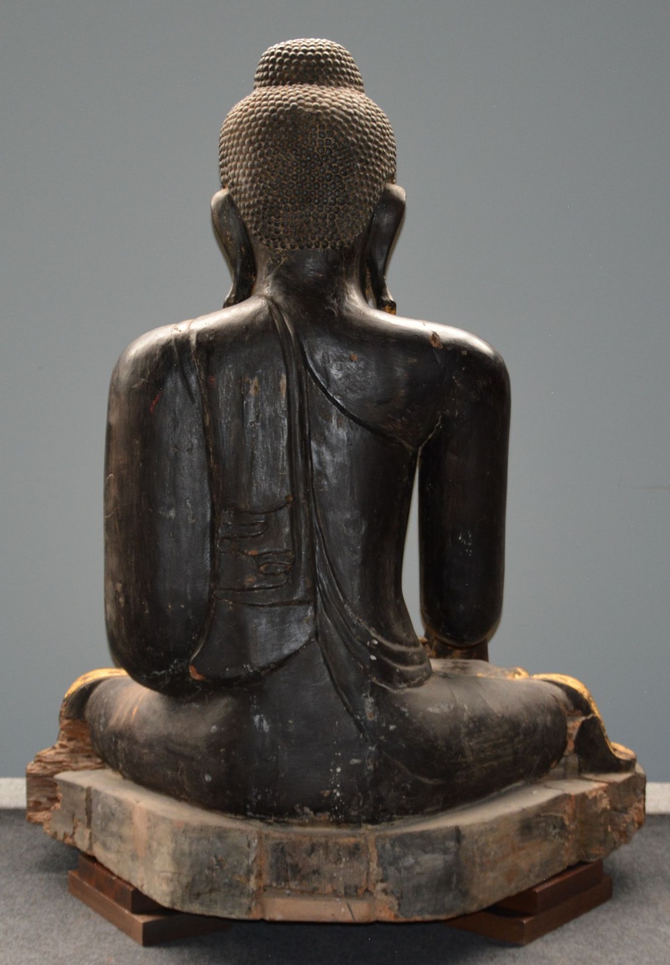 A rare Oriental gilt and polychrome decorated wooden Buddha, inlaid with rock crystal and other - Bild 3 aus 16