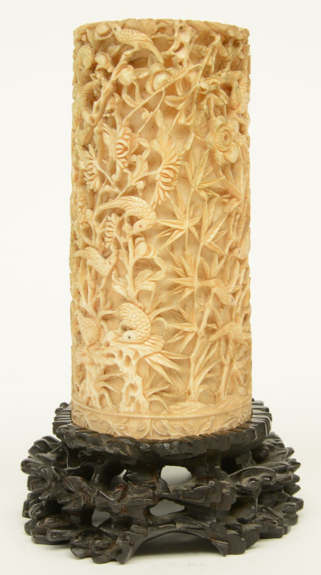 A late 19thC Chinese ivory tube, alto-relievo sculpted with various birds in a garden, H 21,5 cm ( - Bild 2 aus 6