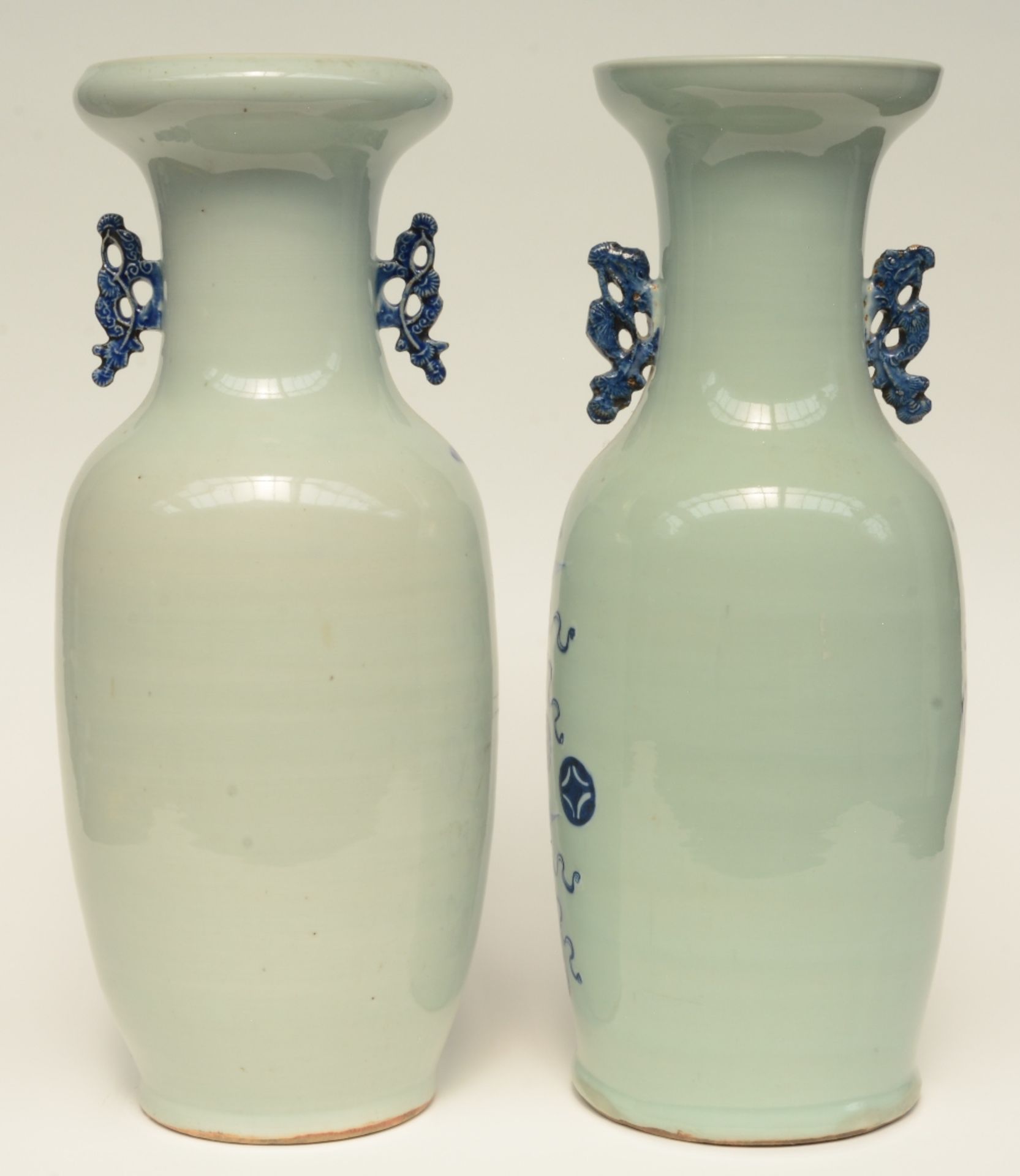 Two Chinese celadon-ground blue and white vases, one painted with a dragon and a phoenix, one vase - Bild 3 aus 9