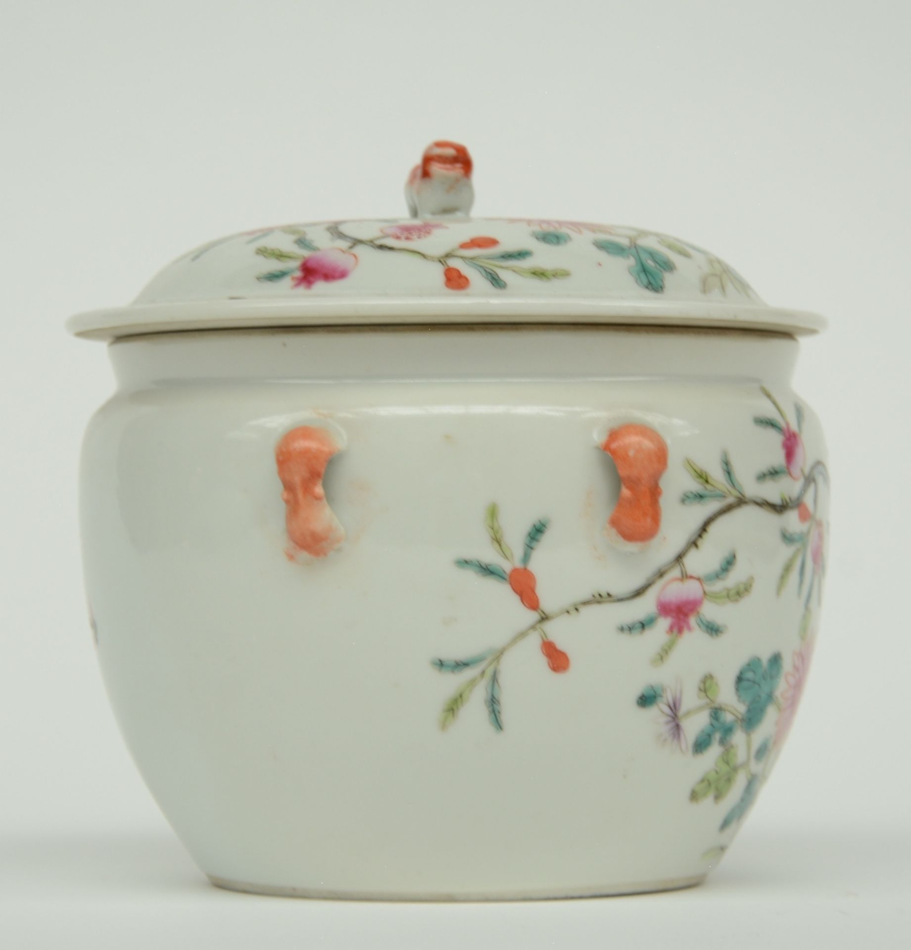 A Chinese famille verte jardinière decorated with landscapes, figures and floral motifs, 19thC; - Bild 19 aus 21