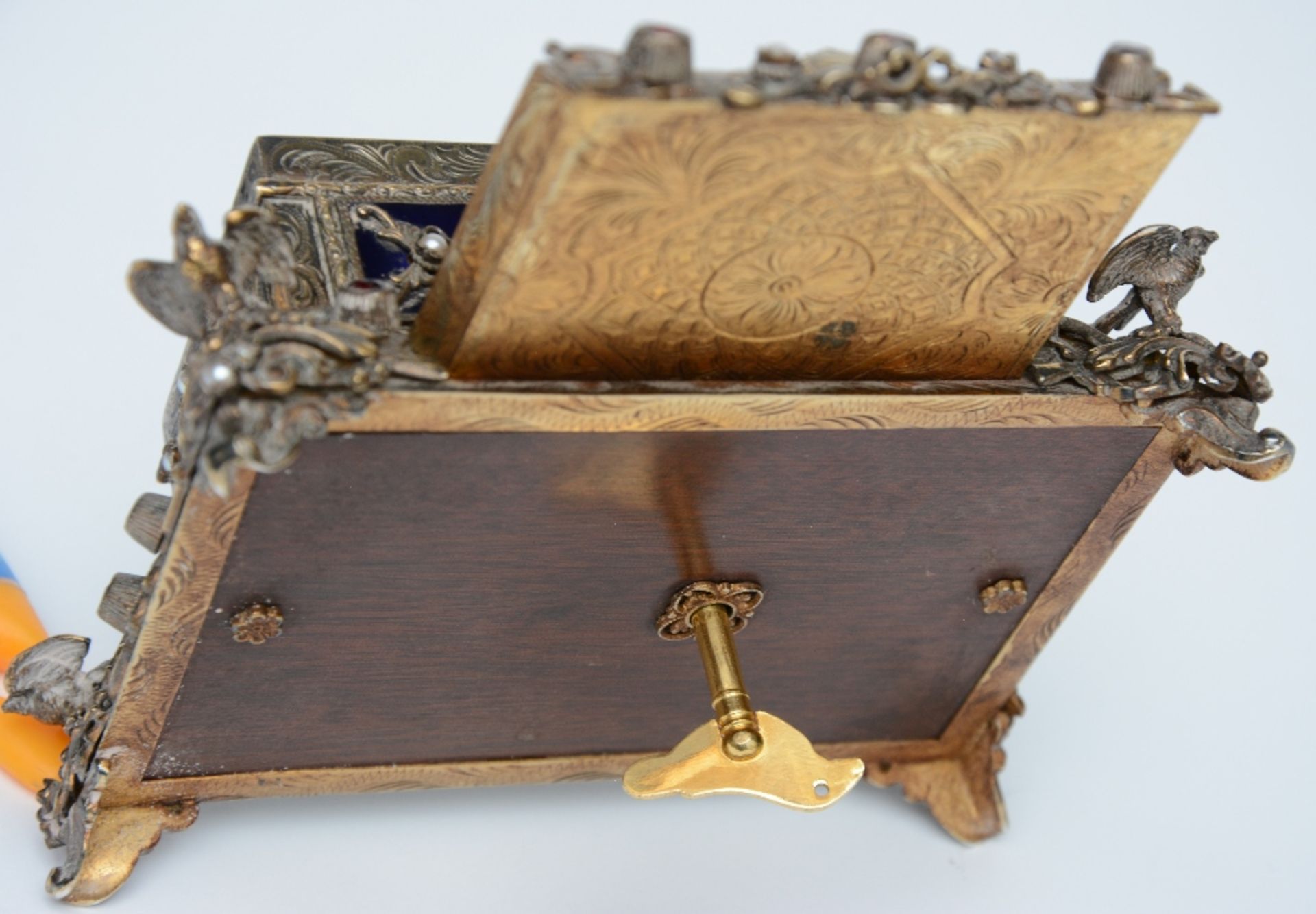 An exceptional gilt silver music box, partially cobalt blue enamelled, ruby set and inlaid with - Bild 9 aus 11