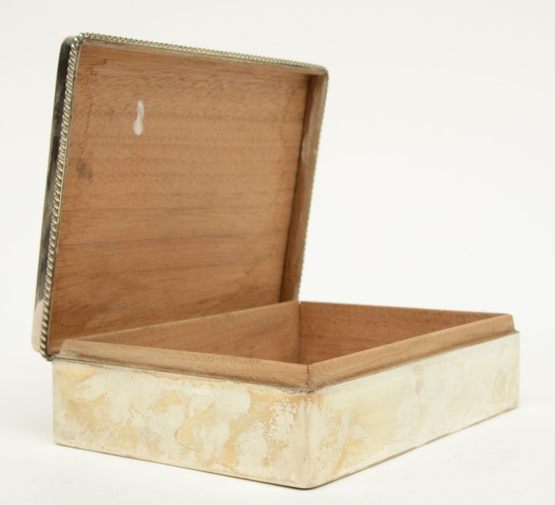 An early 20thC silver cigar box, 835/000, with a wooden inside, H 5,5 - W 18,5 - D 13,5 cm, Total - Bild 6 aus 7