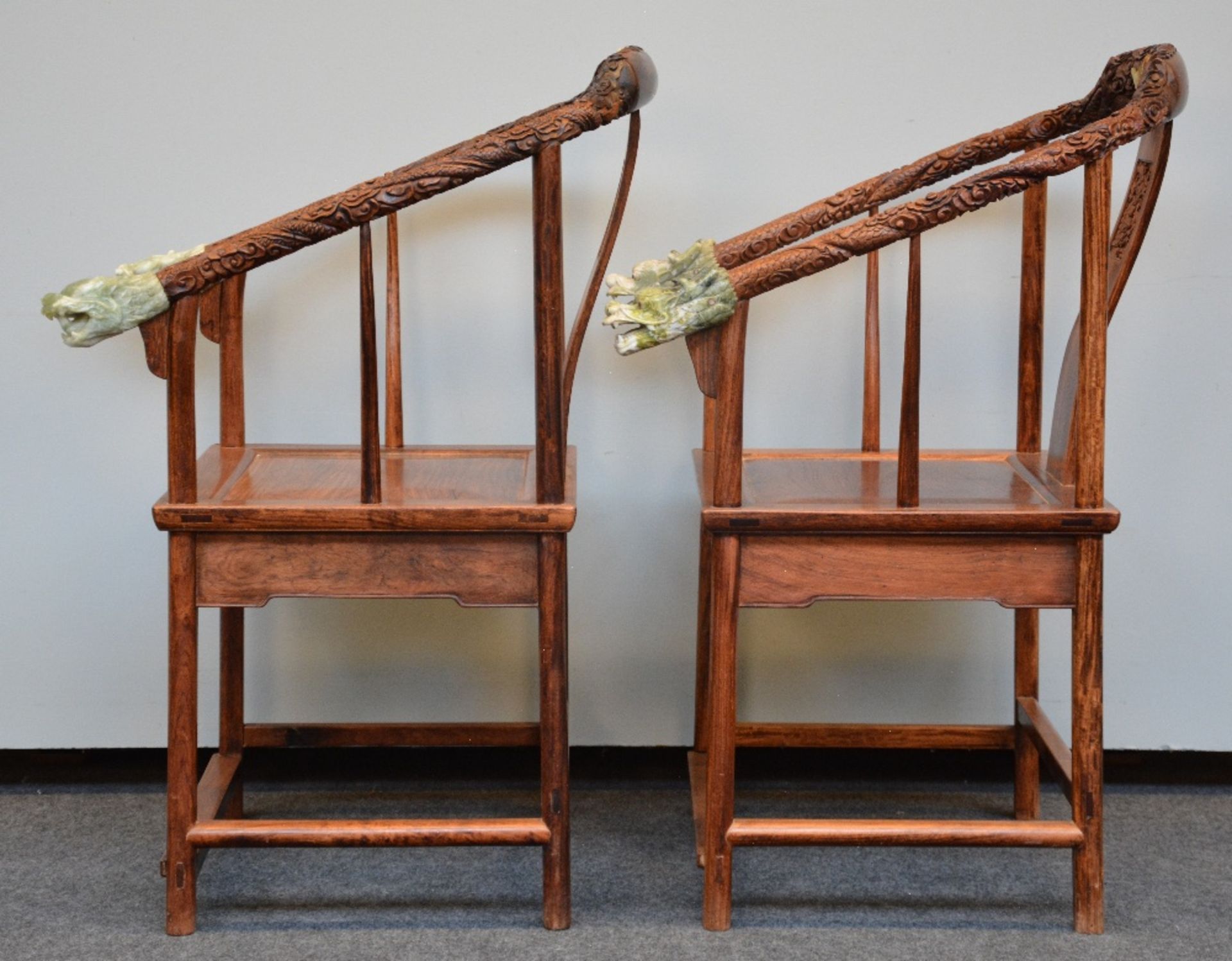 A pair of Chinese armchairs in exotic wood, the horseshoe-shaped back richly carved and crowned with - Bild 2 aus 11