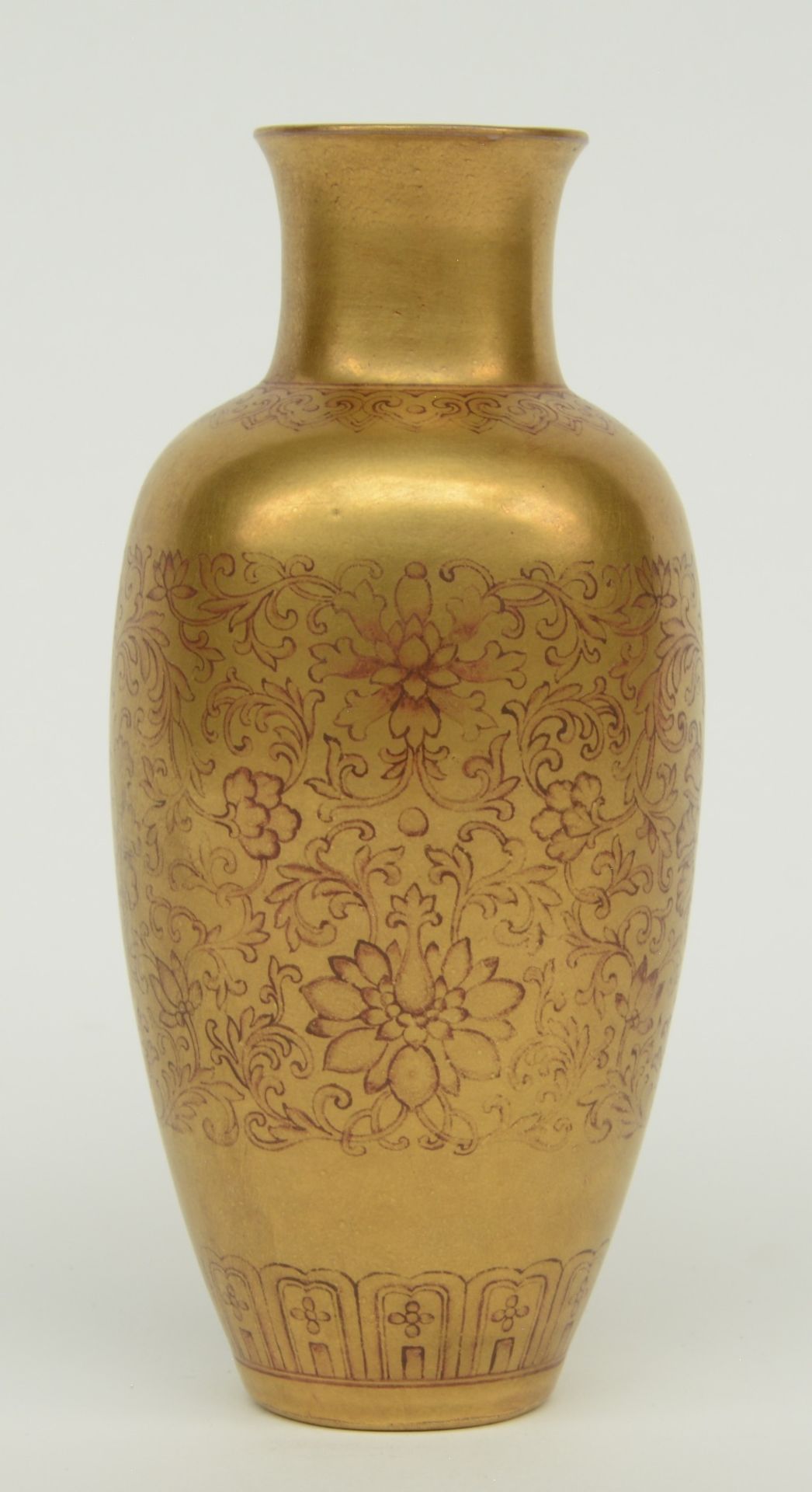 A fine Chinese gilt flower vase, marked Qianlong, 18thC, H 15,5 cm - Bild 2 aus 6