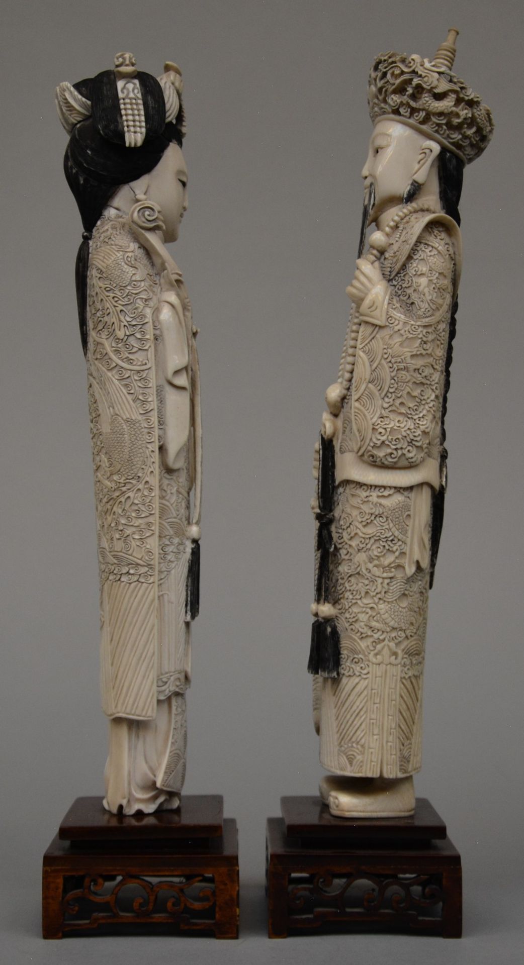 A pair of Chinese ivory figures of the imperial couple, on a fixed wooden base, scrimshaw decorated, - Bild 4 aus 5