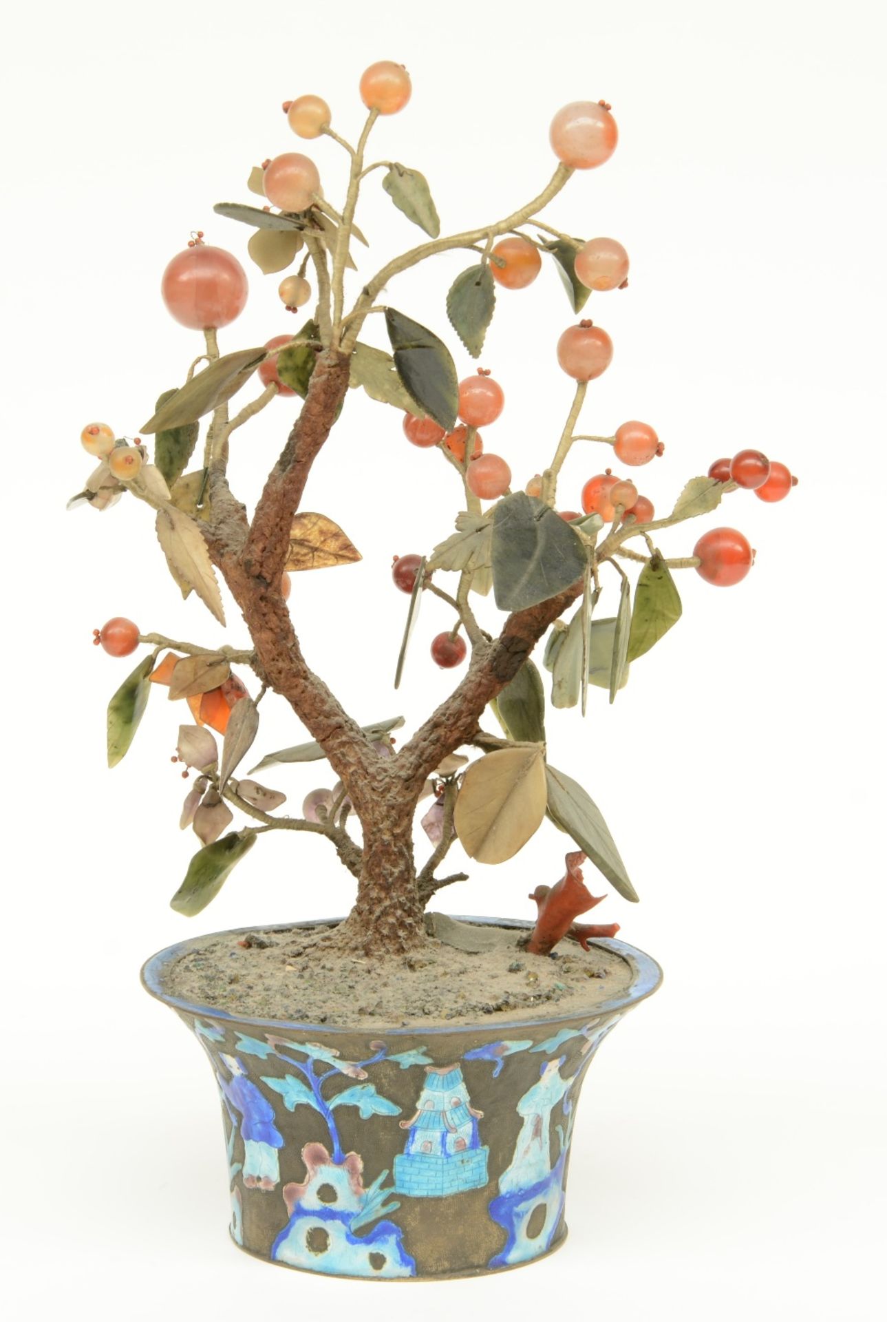A Chinese ornamental tree with semi-precious stones in a brass enamel decorated jardiniere, H 36 cm - Bild 3 aus 6