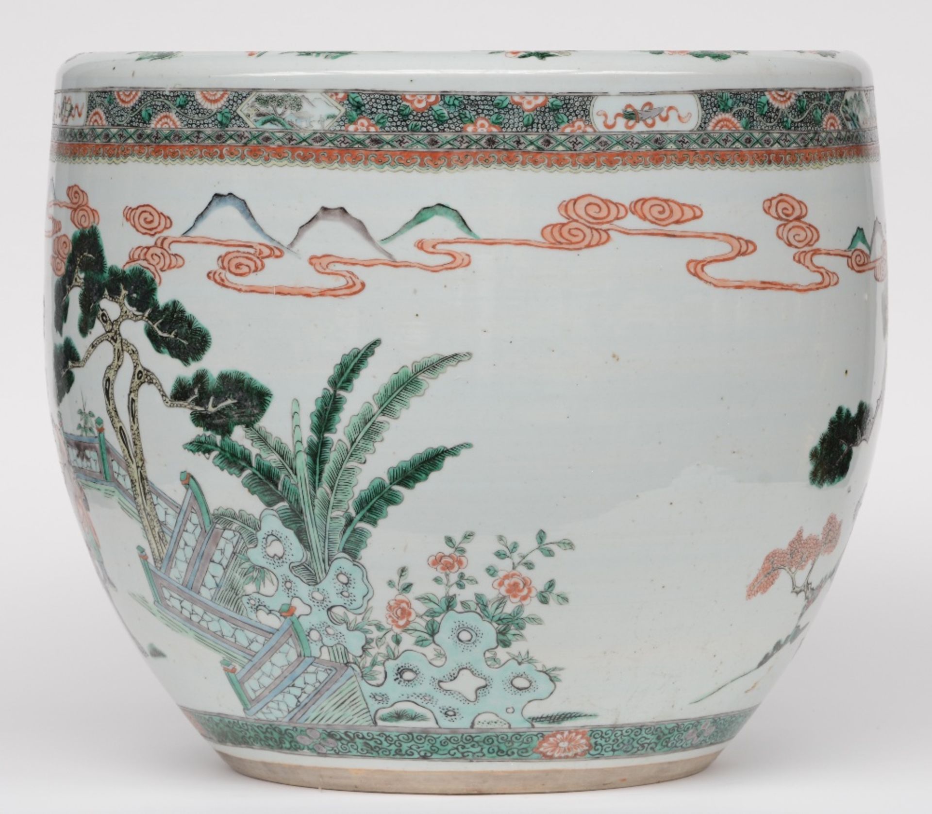 A Chinese famille verte cachepot with an animated scene, 19thC, H 45,5 - Diameter 54,5 cm (crack - Bild 4 aus 10