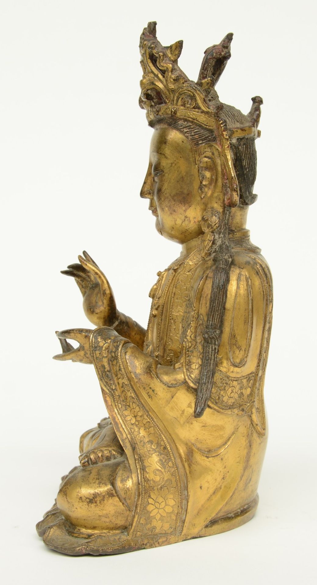 A Chinese gilt bronze Buddha, Ming, H 27,5 cm (traces of polychromy) - Bild 2 aus 6