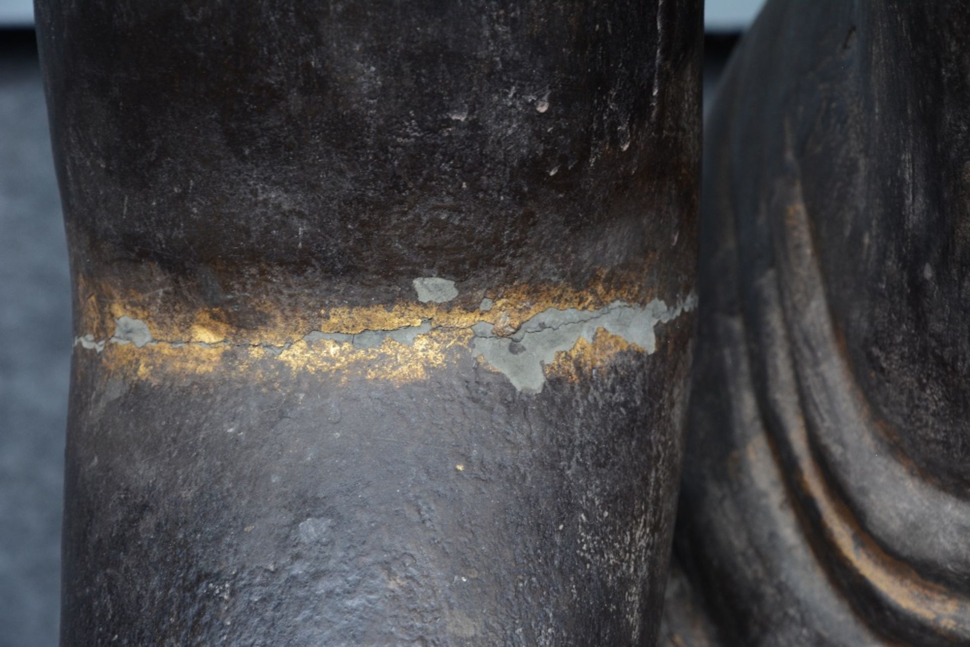 A rare Oriental gilt and polychrome decorated wooden Buddha, inlaid with rock crystal and other - Bild 11 aus 16