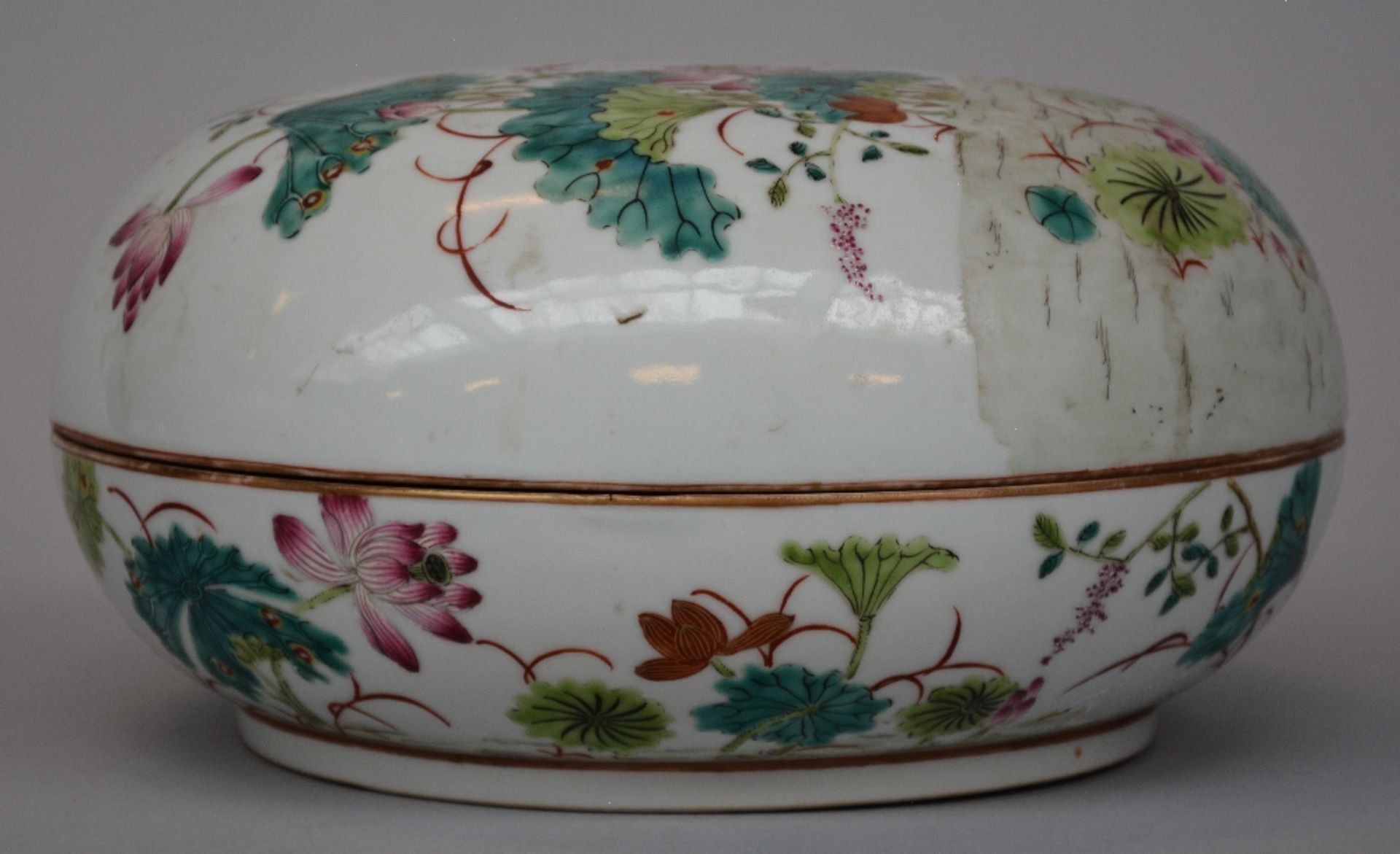 A Chinese famille rose bowl with cover, decorated with birds in a landscape, marked, H 13 - Diameter - Bild 5 aus 10