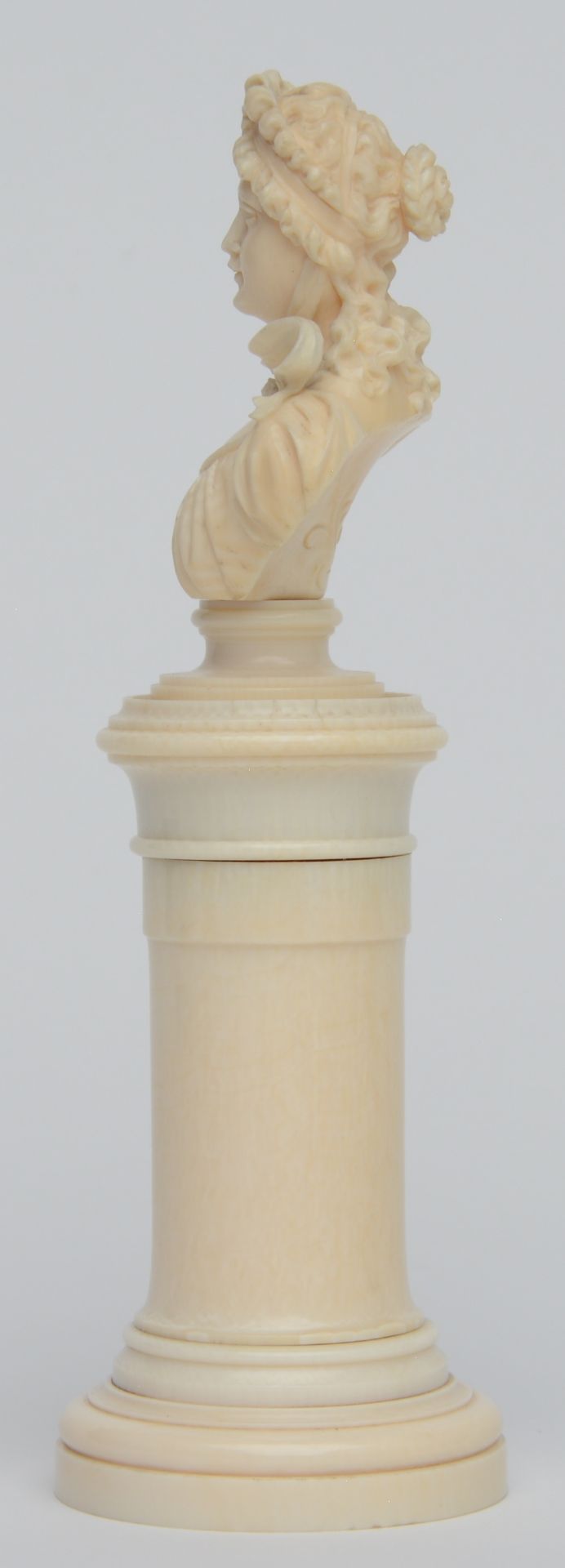 An exceptional finely carved ivory ladies bust on a Neoclassical base, Dieppe, ca. 1850, H 19 cm, - Image 2 of 6
