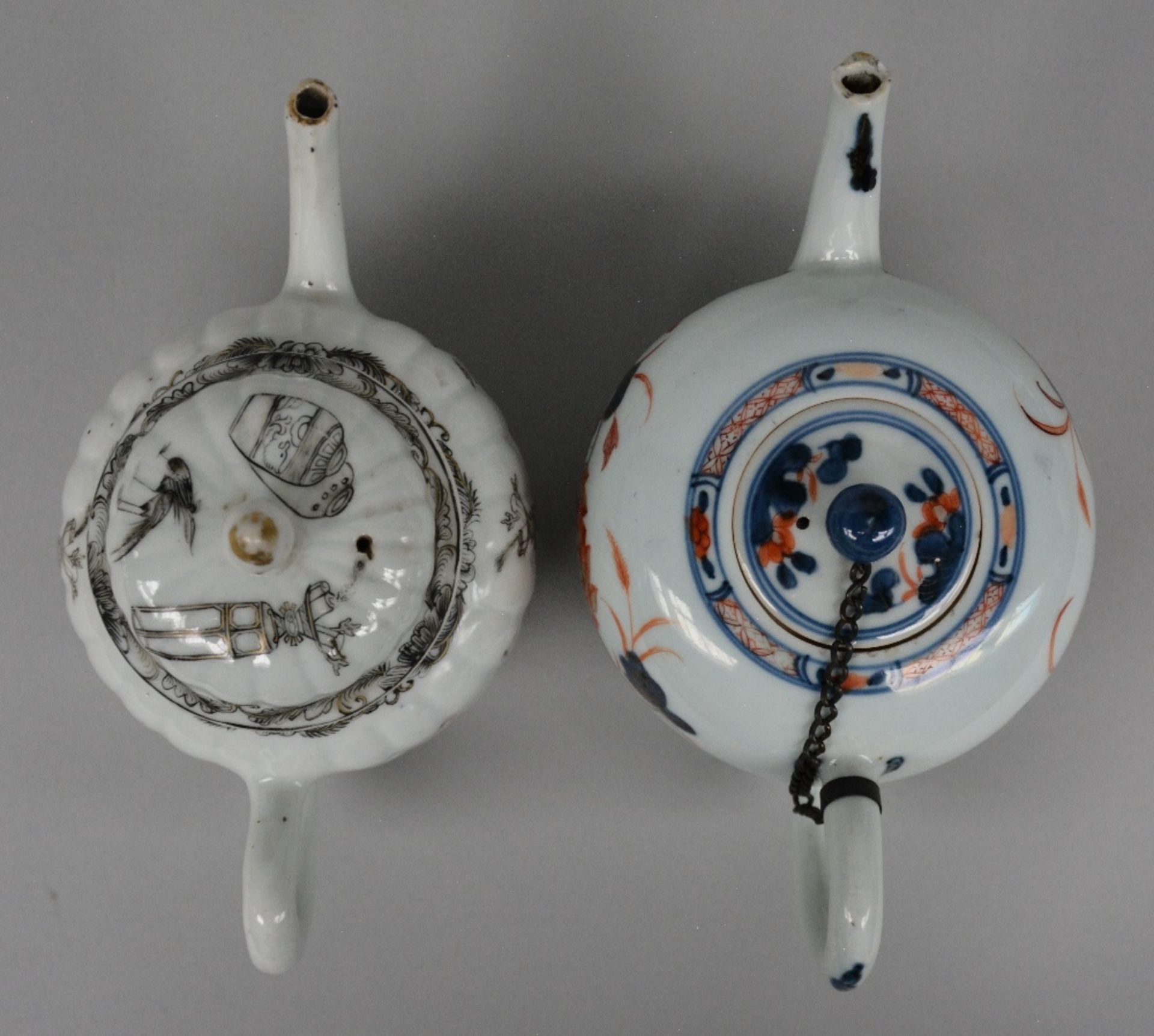 Two Chinese teapots with imari and India ink decoration, 18thC (chips); added two Chinese blue and - Bild 6 aus 15