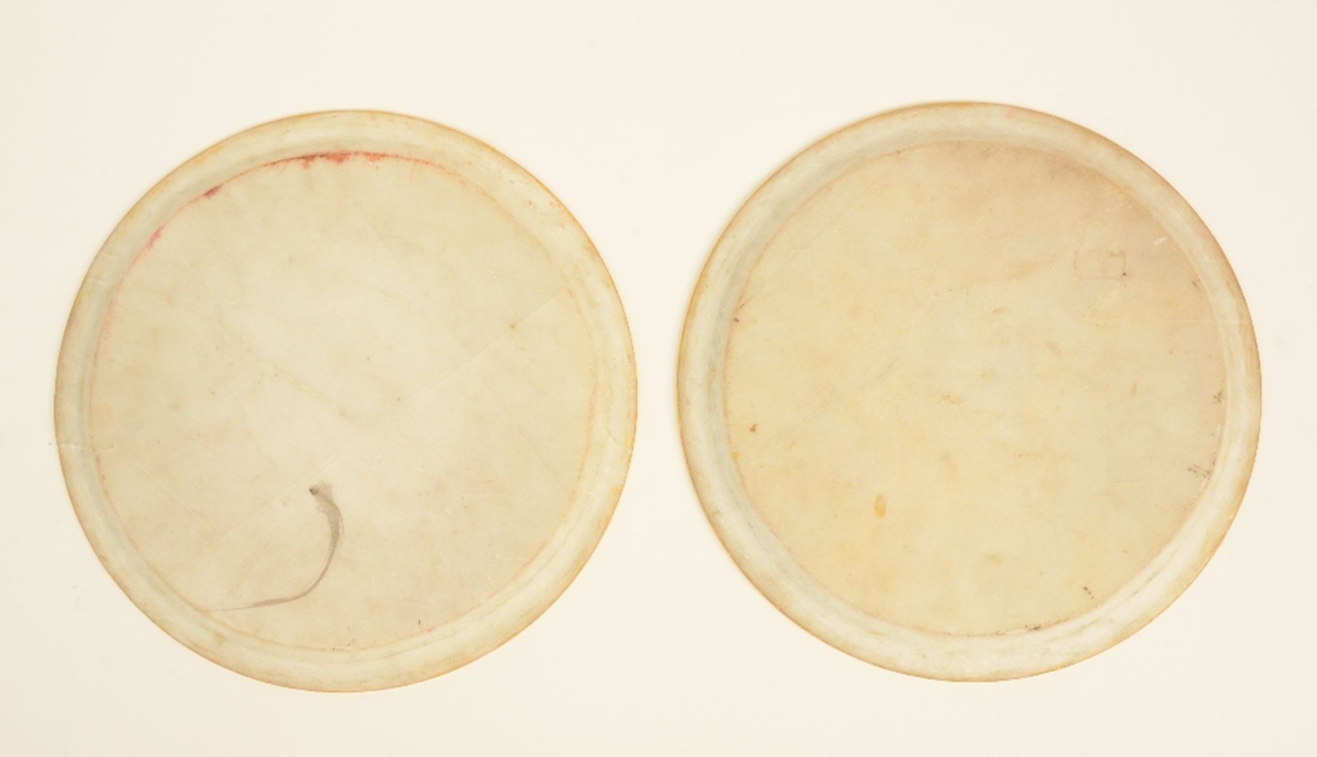 A pair of Moghul alabaster plaques, decorated with portraits, Diameter 30 - 30,5 cm - Image 2 of 4
