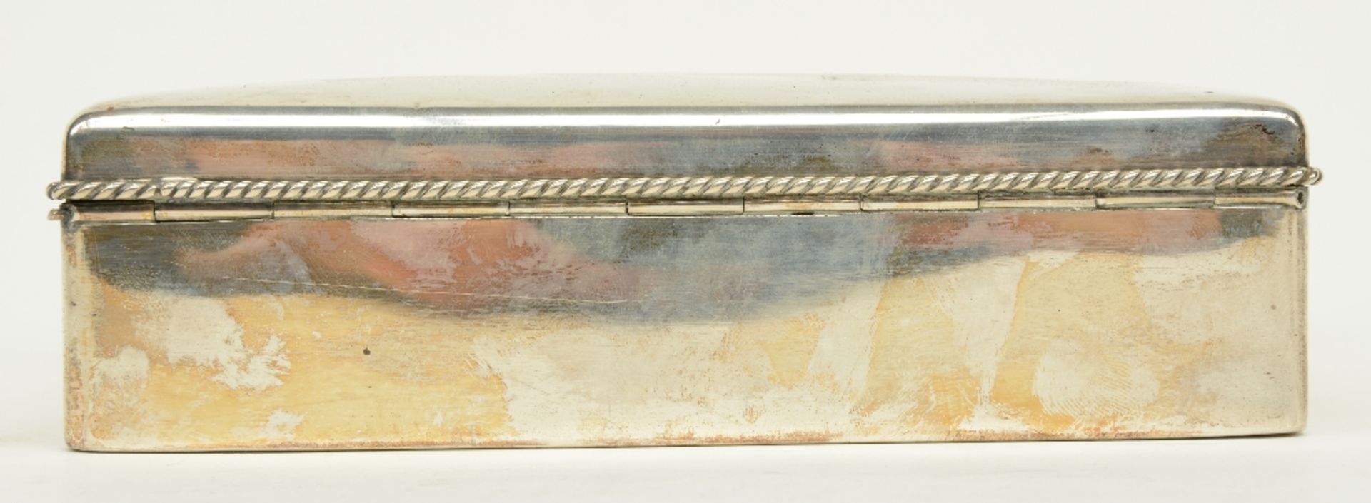 An early 20thC silver cigar box, 835/000, with a wooden inside, H 5,5 - W 18,5 - D 13,5 cm, Total - Bild 4 aus 7