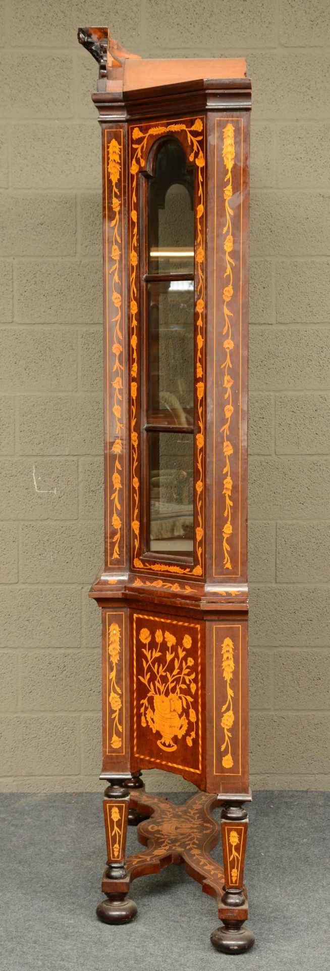 A Dutch rosewood and floral marquetry veneered china display cabinet, H 219,5 - W 125 - D 43 cm - Bild 4 aus 7