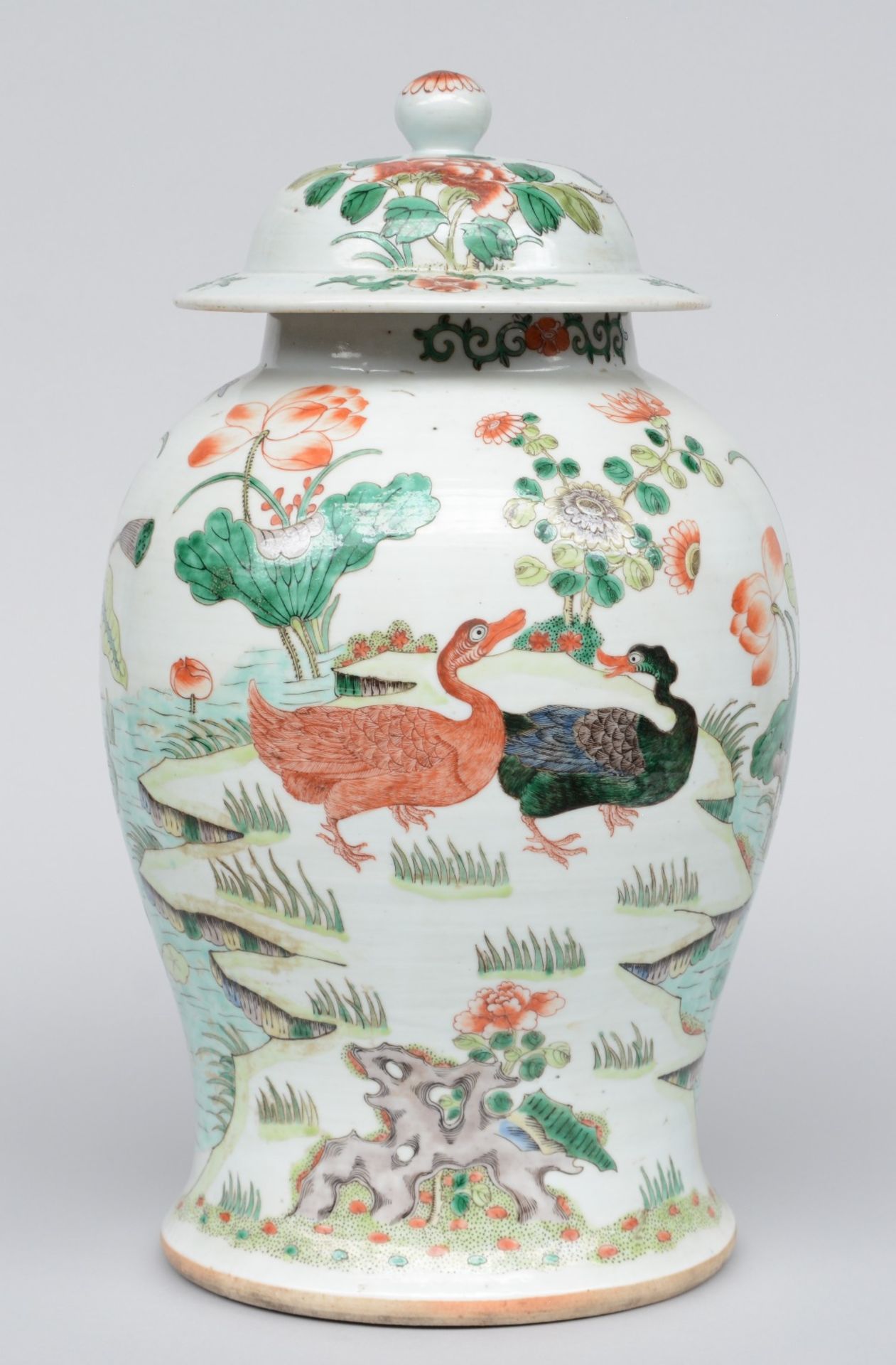 A Chinese famille verte vase with cover, decorated all around with ducks in a pond, 19thC, H 44