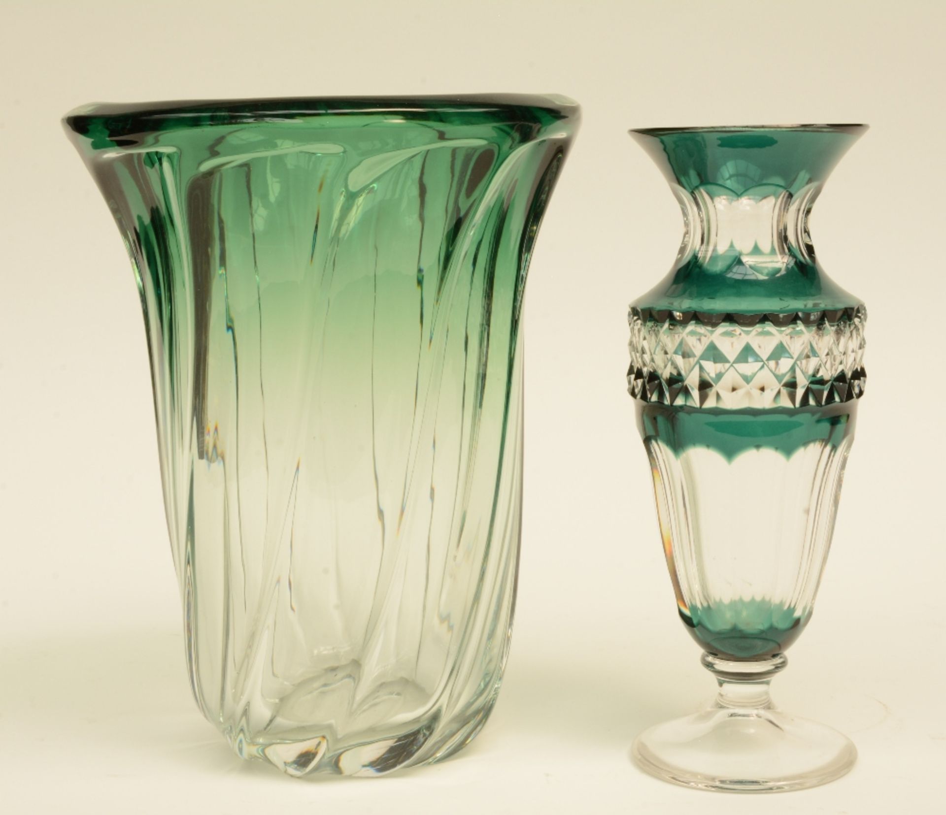 A Val St. Lambert green cut to clear crystal vase and ashtray; added a ditto vase, H 6 - 26,5 - 27,5 - Bild 3 aus 7